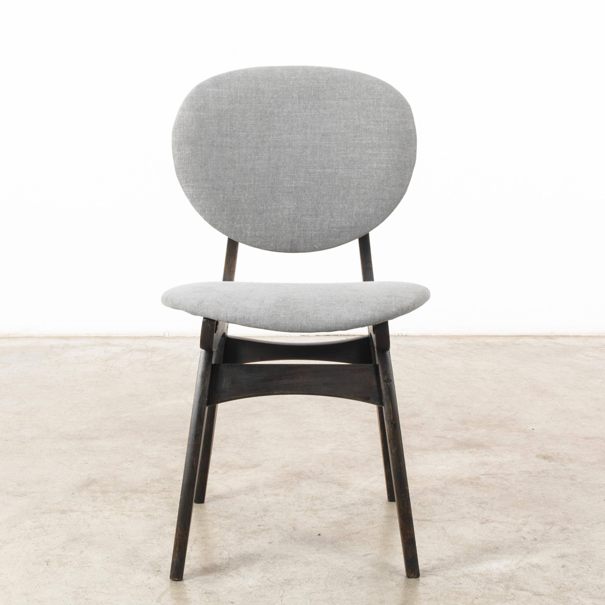 In der innovativen Designlandschaft der 1960er Jahre in Dänemark verkörpert dieser Holzstuhl mit gepolsterter Sitzfläche und Rückenlehne die schlichte Raffinesse und den ergonomischen Komfort dieser Zeit. Dieses mit viel Liebe zum Detail gefertigte