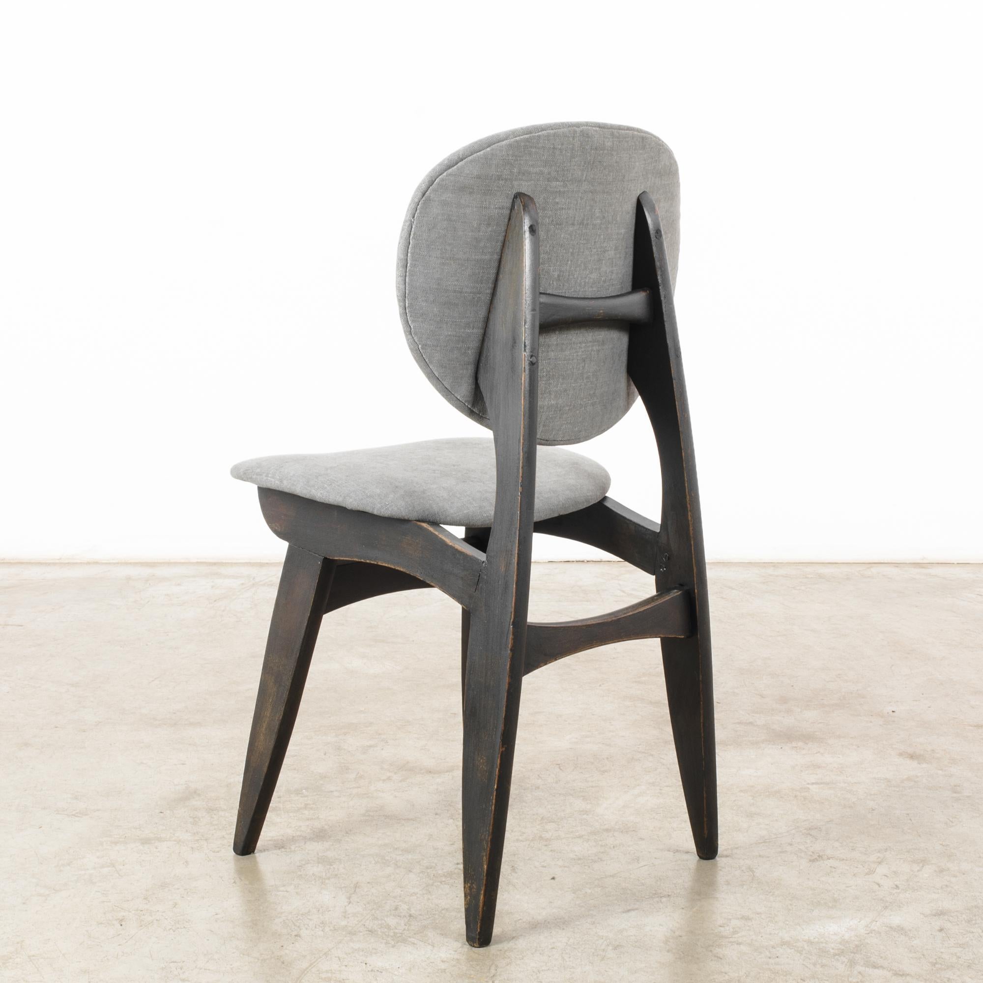 1960er Jahre Dänischer Holzstuhl mit gepolstertem Sitz und Rückenlehne im Angebot 2