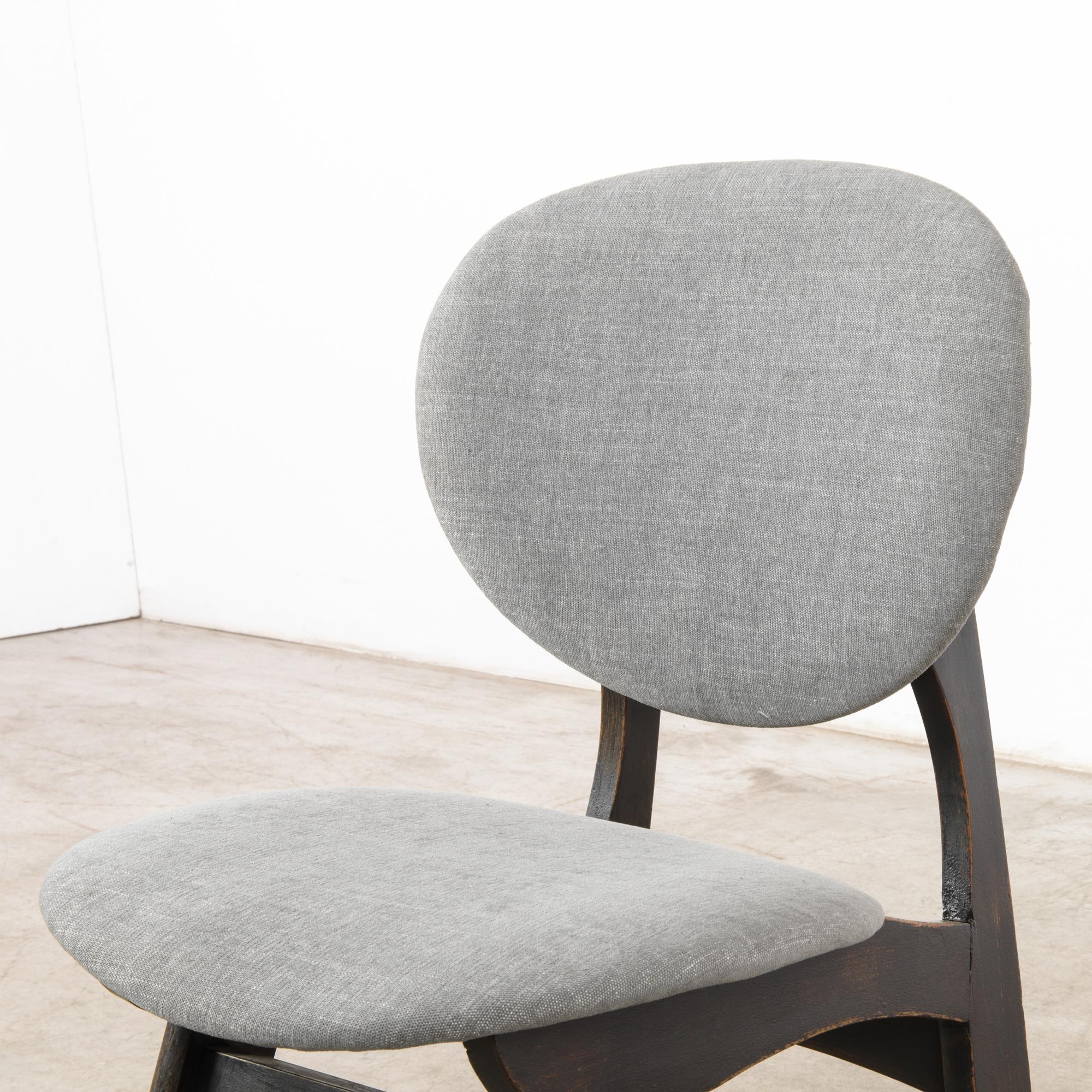 1960er Jahre Dänischer Holzstuhl mit gepolstertem Sitz und Rückenlehne im Angebot 4