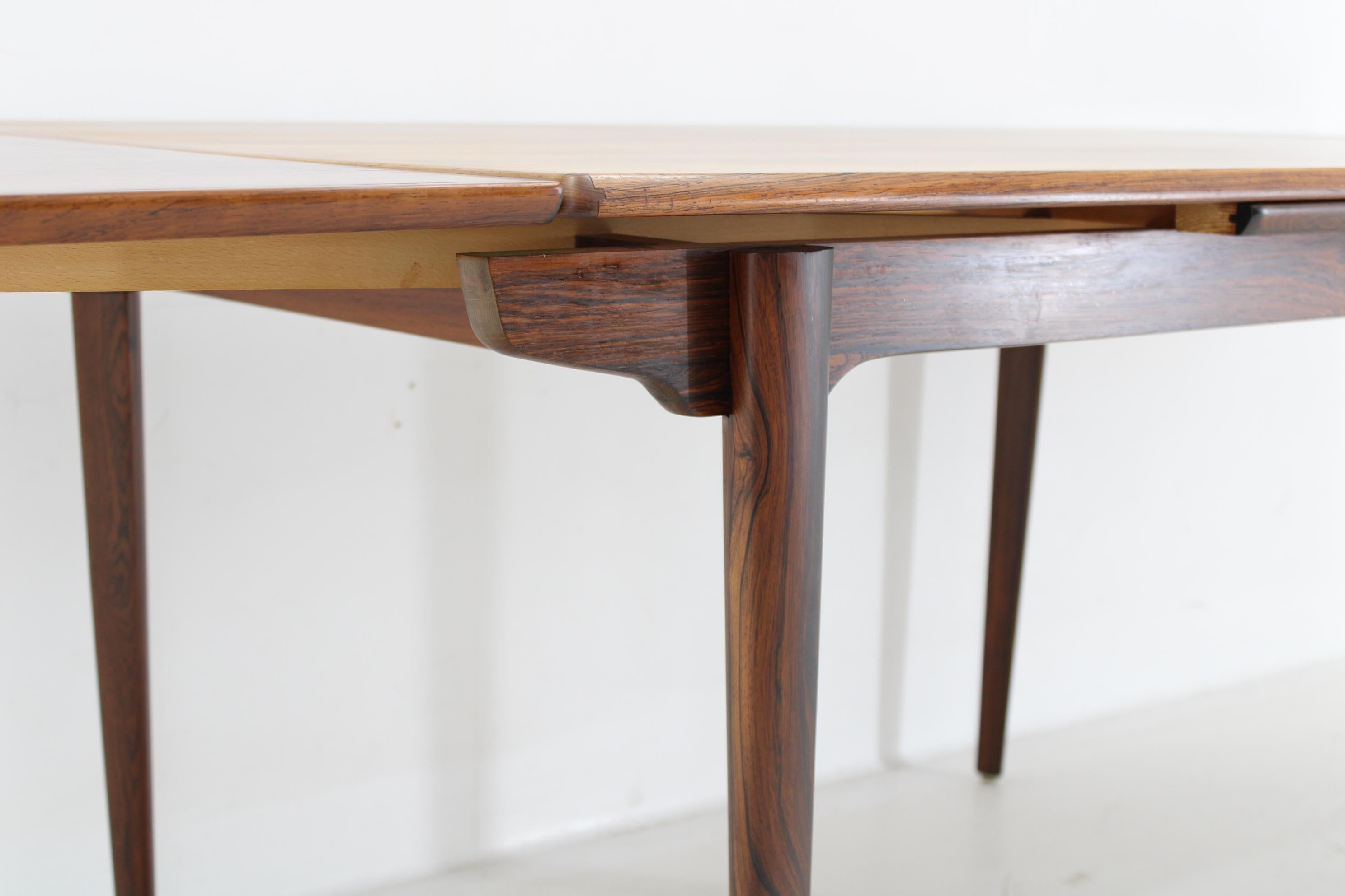 Table de salle à manger danoise à rallonge des années 1960 en vente 3