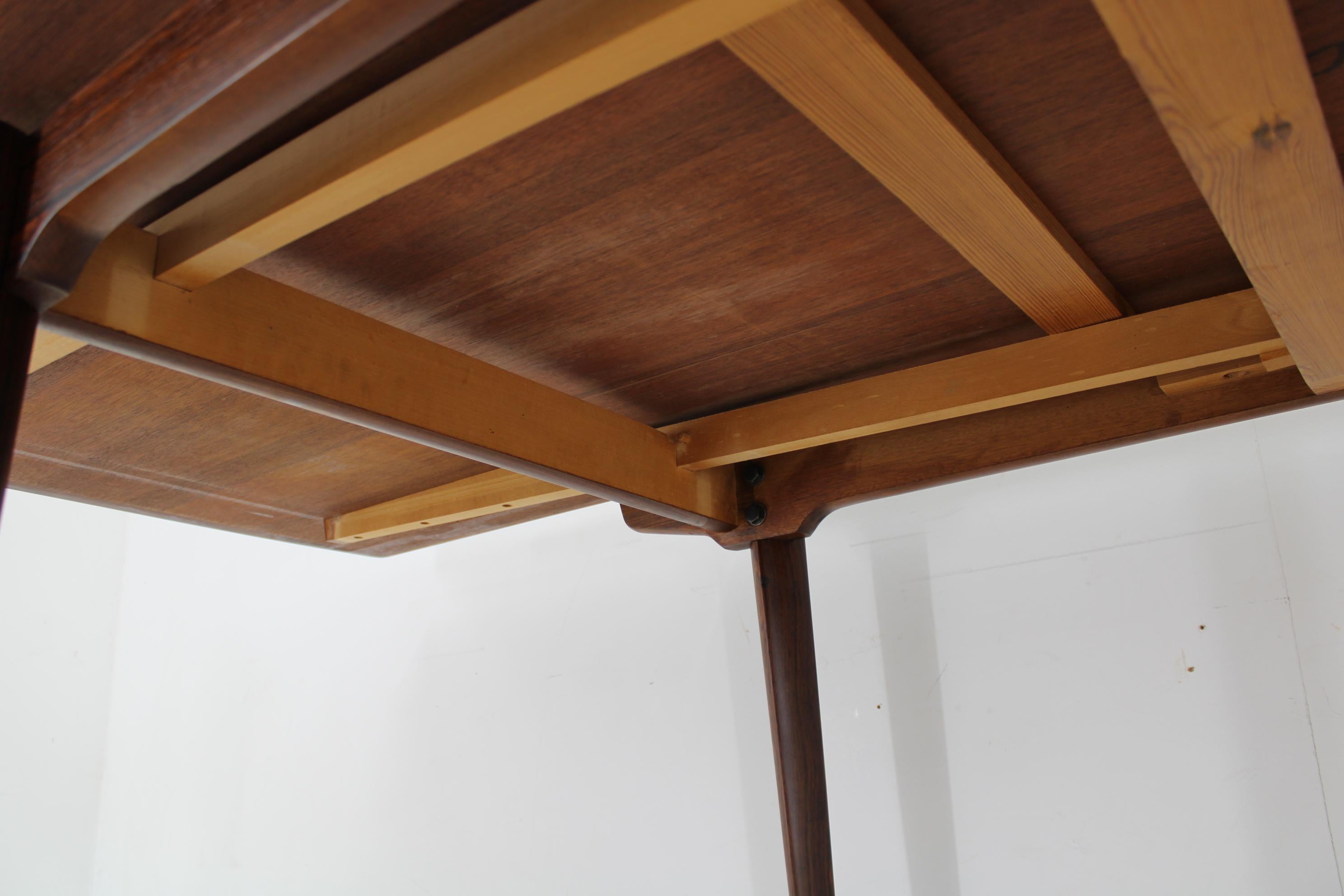 Table de salle à manger danoise à rallonge des années 1960 en vente 8