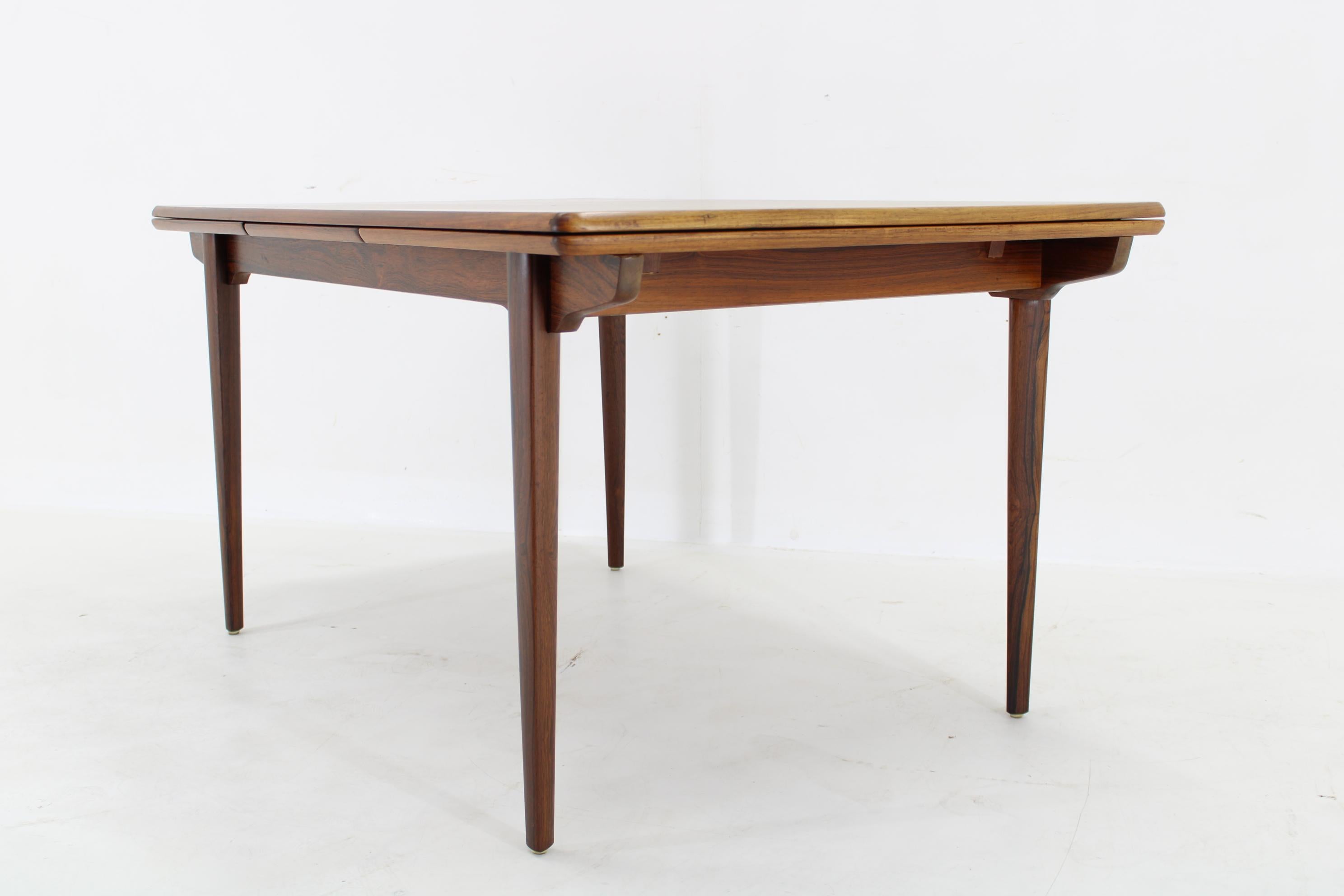 Table de salle à manger danoise à rallonge des années 1960 Bon état - En vente à Praha, CZ