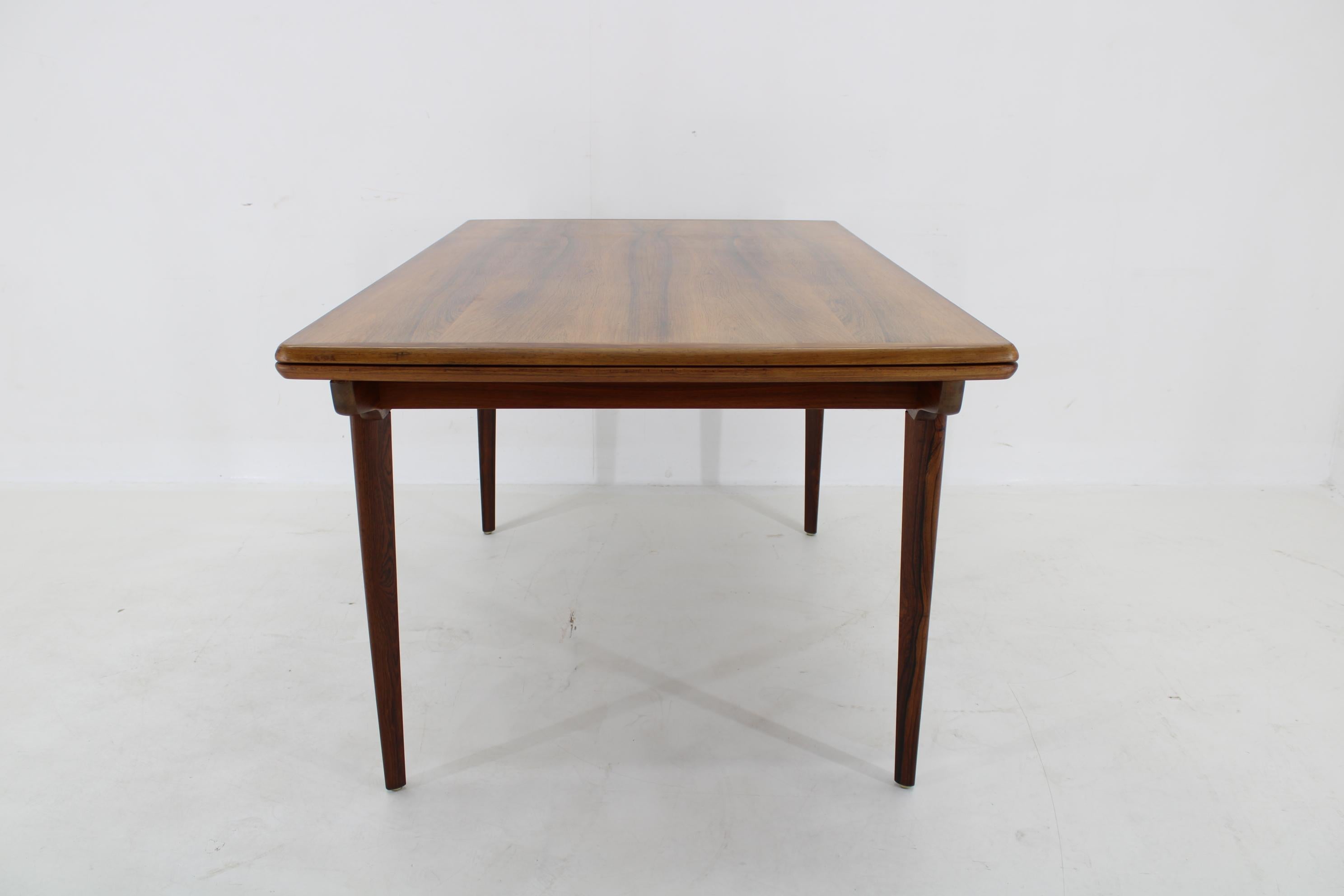 Bois Table de salle à manger danoise à rallonge des années 1960 en vente