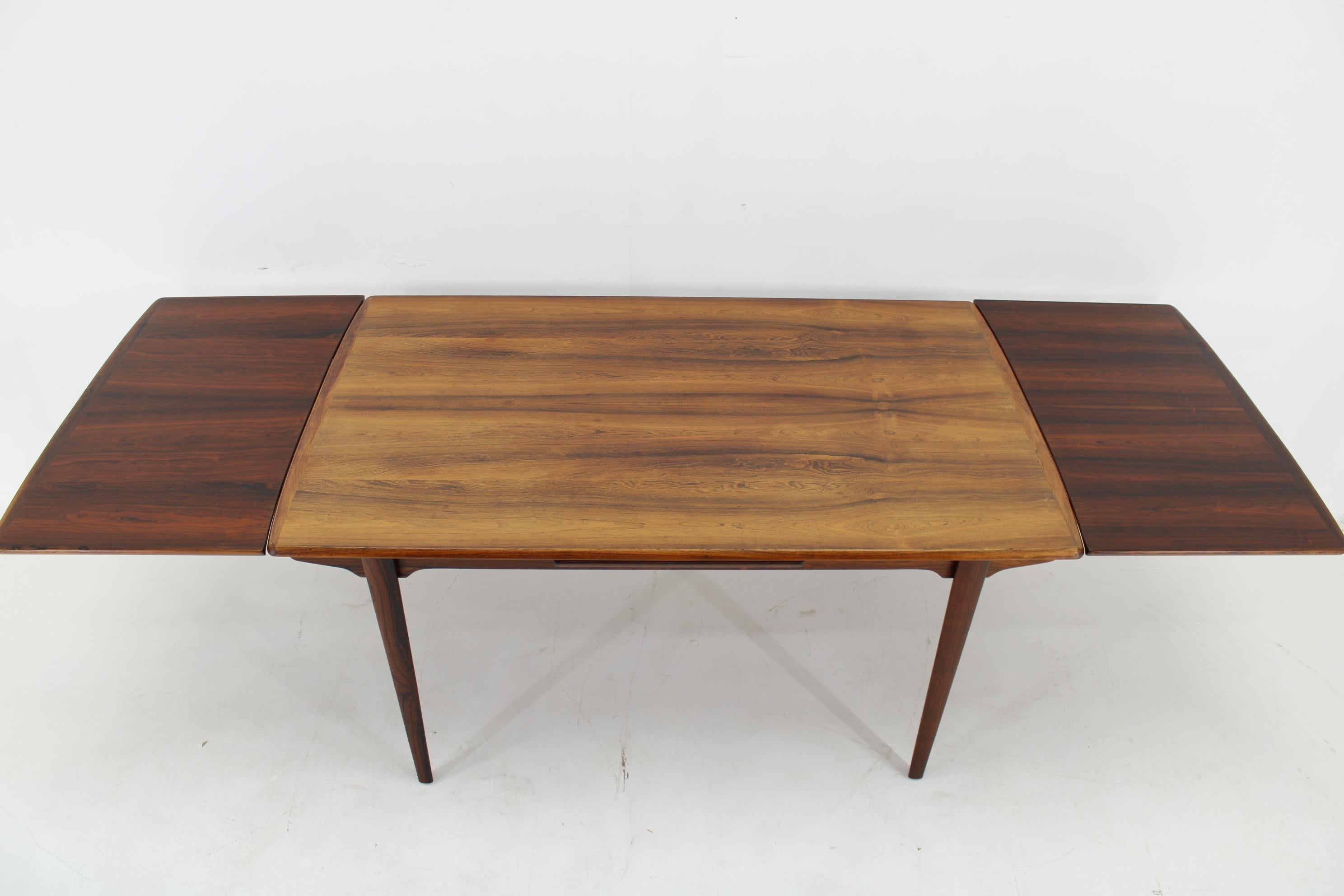 Table de salle à manger danoise à rallonge des années 1960 en vente 1