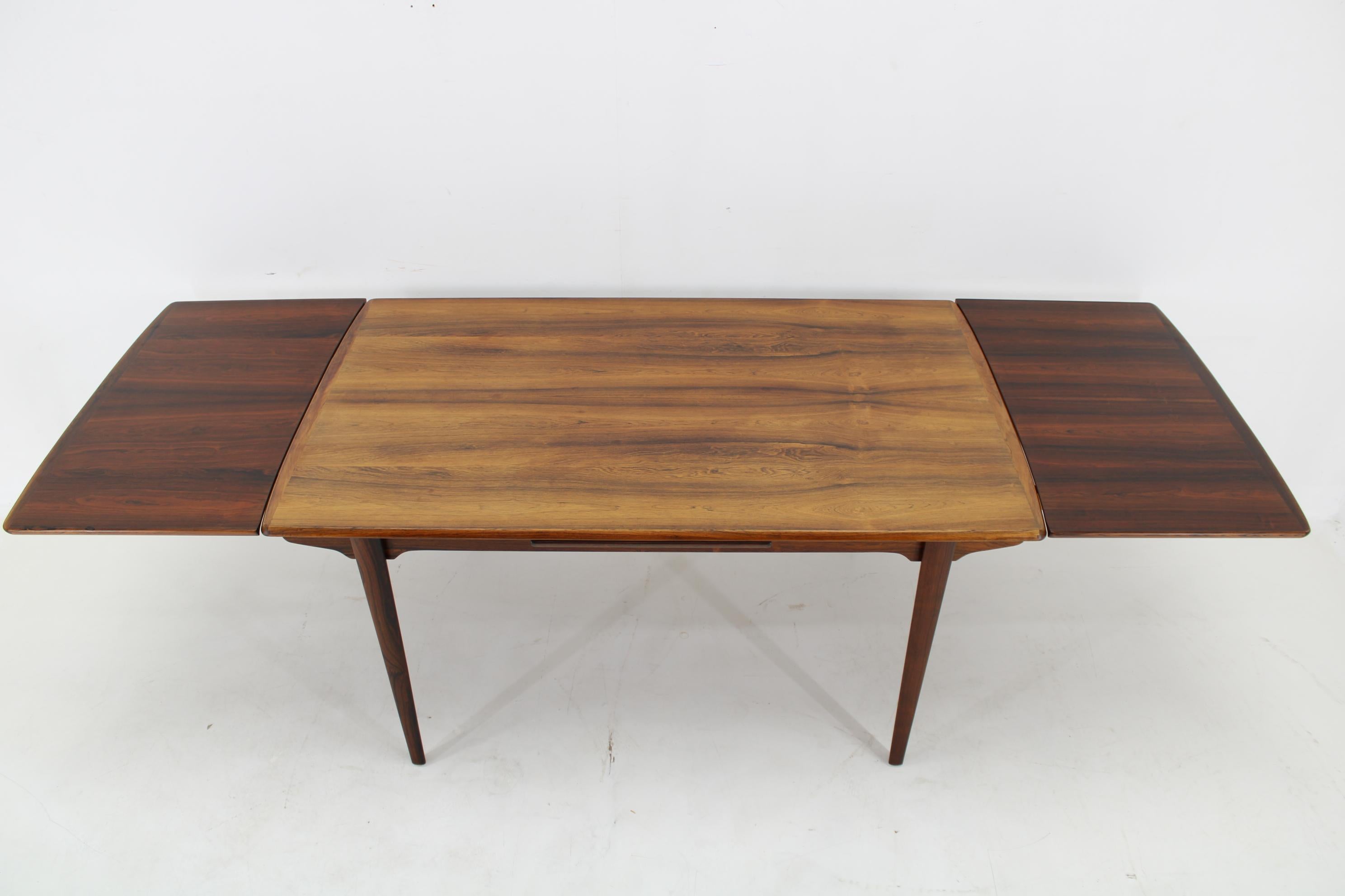 Table de salle à manger danoise à rallonge des années 1960 en vente 2
