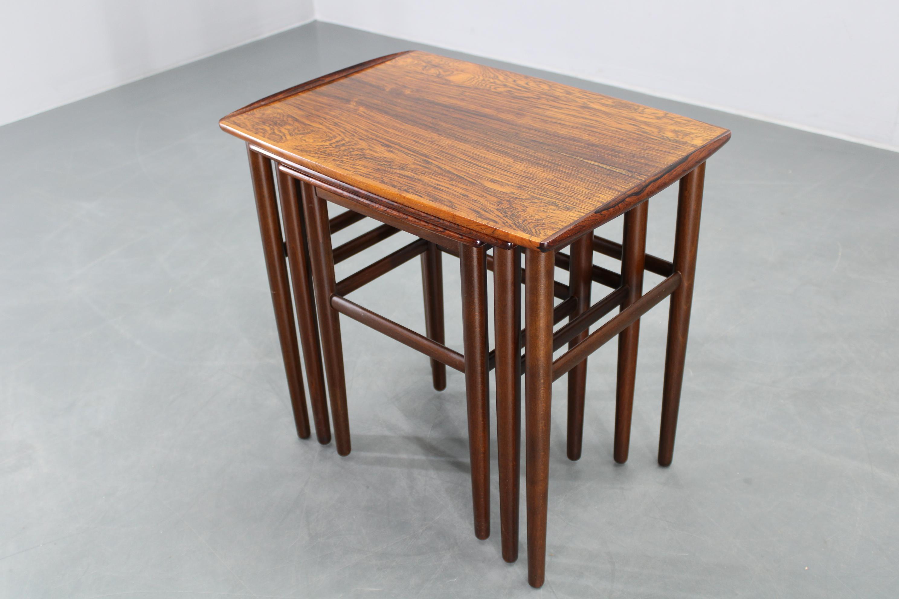 Tables gigognes danoises en bois des années 1960 en vente 7
