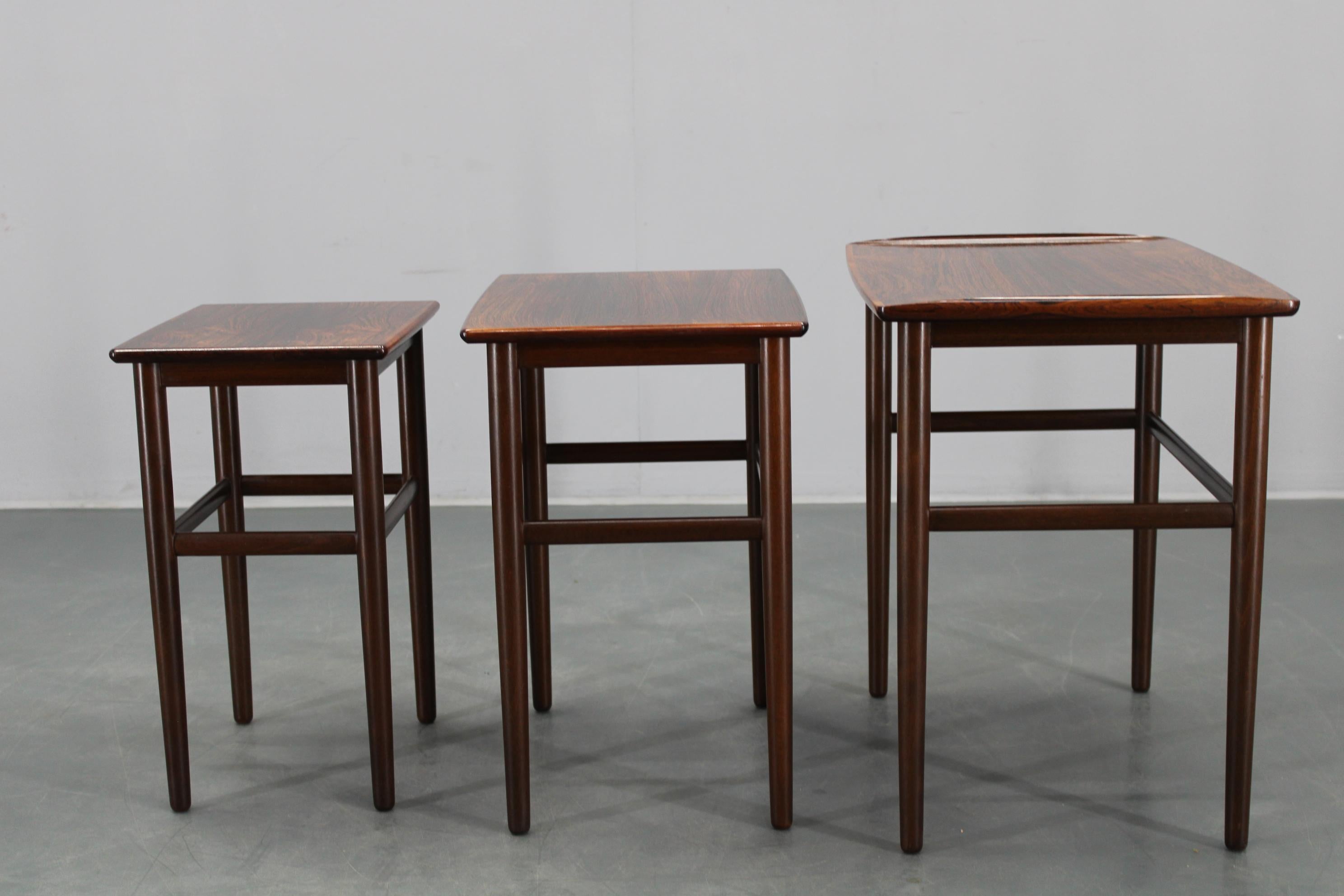- très bon état d'origine avec des signes mineurs d'utilisation
- Rénové avec soin 
- Dimensions des deux plus petites tables : H:50cm x L:44cm xP:33cm et H:48cm x L:34cm xP:38cm.