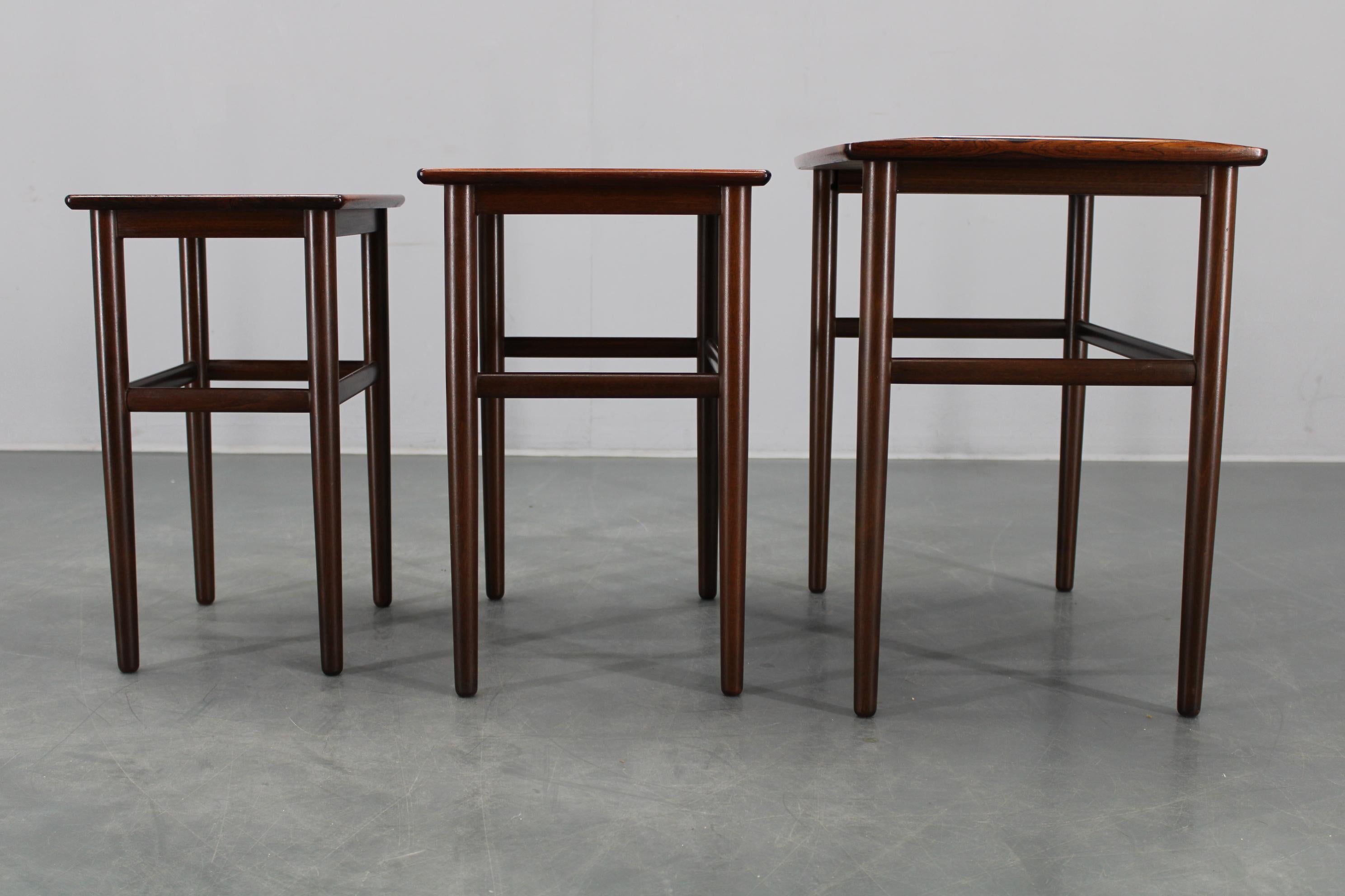 Mid-Century Modern Tables gigognes danoises en bois des années 1960 en vente