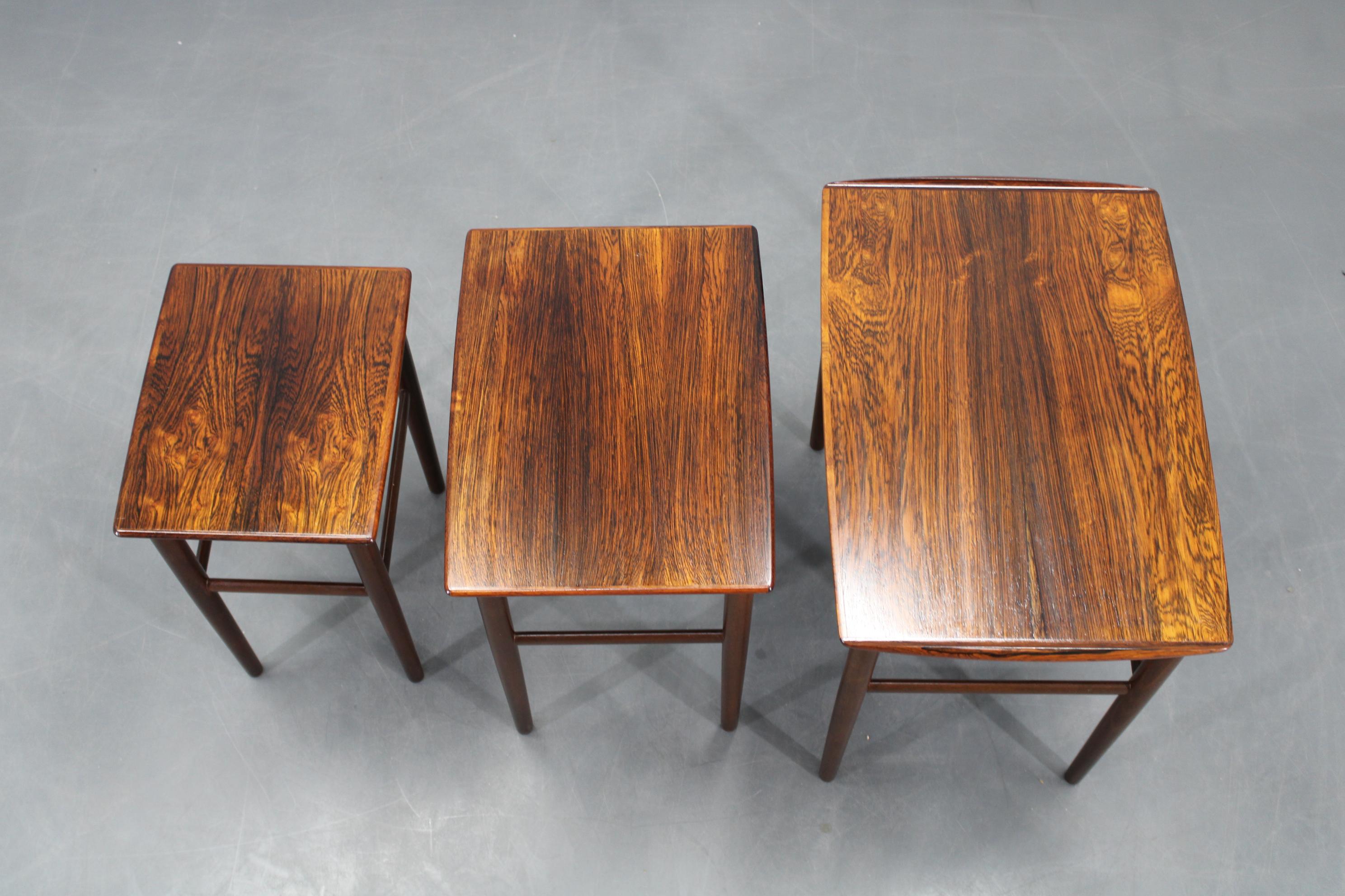 Tables gigognes danoises en bois des années 1960 Bon état - En vente à Praha, CZ