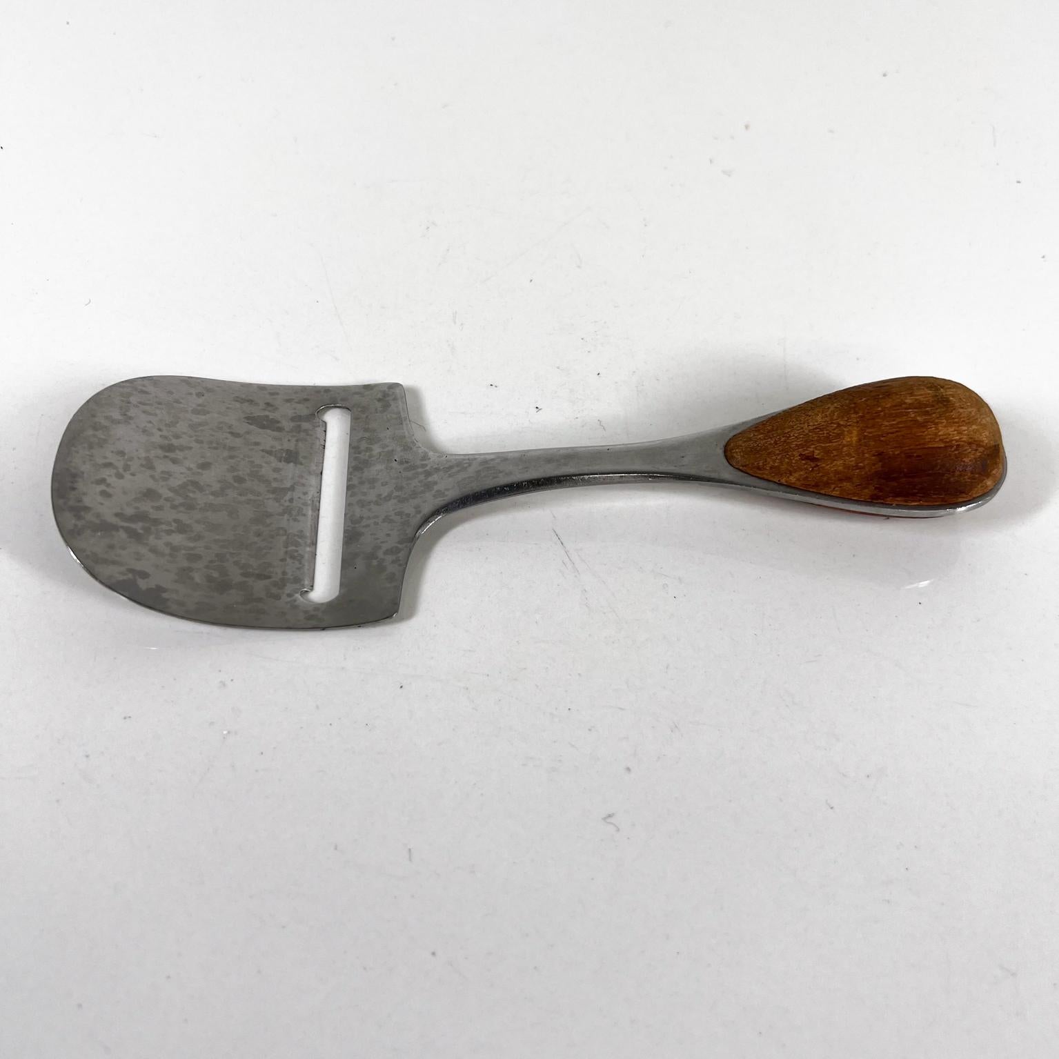 1960s Dansk Designs Cheese Slicer Teak Wood Vivianna Torun Denmark
Teak and stainless steel
7.88 x 2.63 w x 1.13 h
Dansk Torun Denmark stamped.
Preowned vintage condition
See images please.



