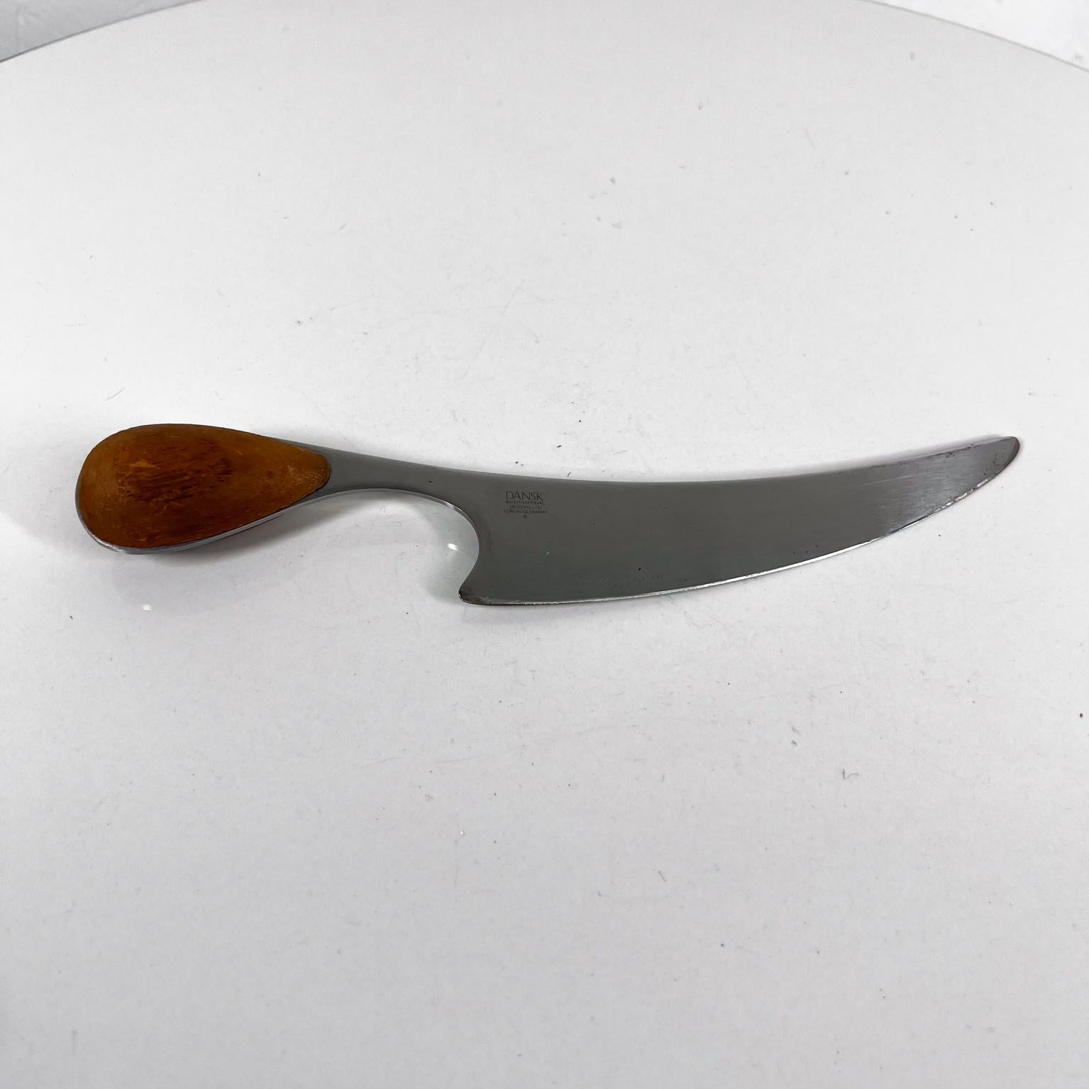 1960s Denmark Large Cheese Server Knife by Dansk designs
Sculpted Cheese Knife designed by master jeweler silversmith Vivianna Torun for Dansk.
Stainless Steel and Teak
Dansk Torun Denmark stamped.
9.63 d x 2.25 tall x 1.25 w
Original vintage