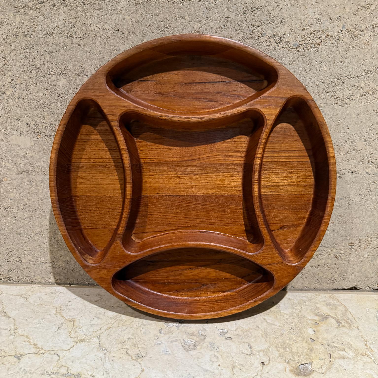 Gran fuente de 5 secciones de teca Dansk de los años 60, por Jens Quistgaard
Malasia
Bandeja grande de queso para aperitivos 
Estado de segunda mano
Estampado por el fabricante
14,75 d x 2 h
Consulte las imágenes