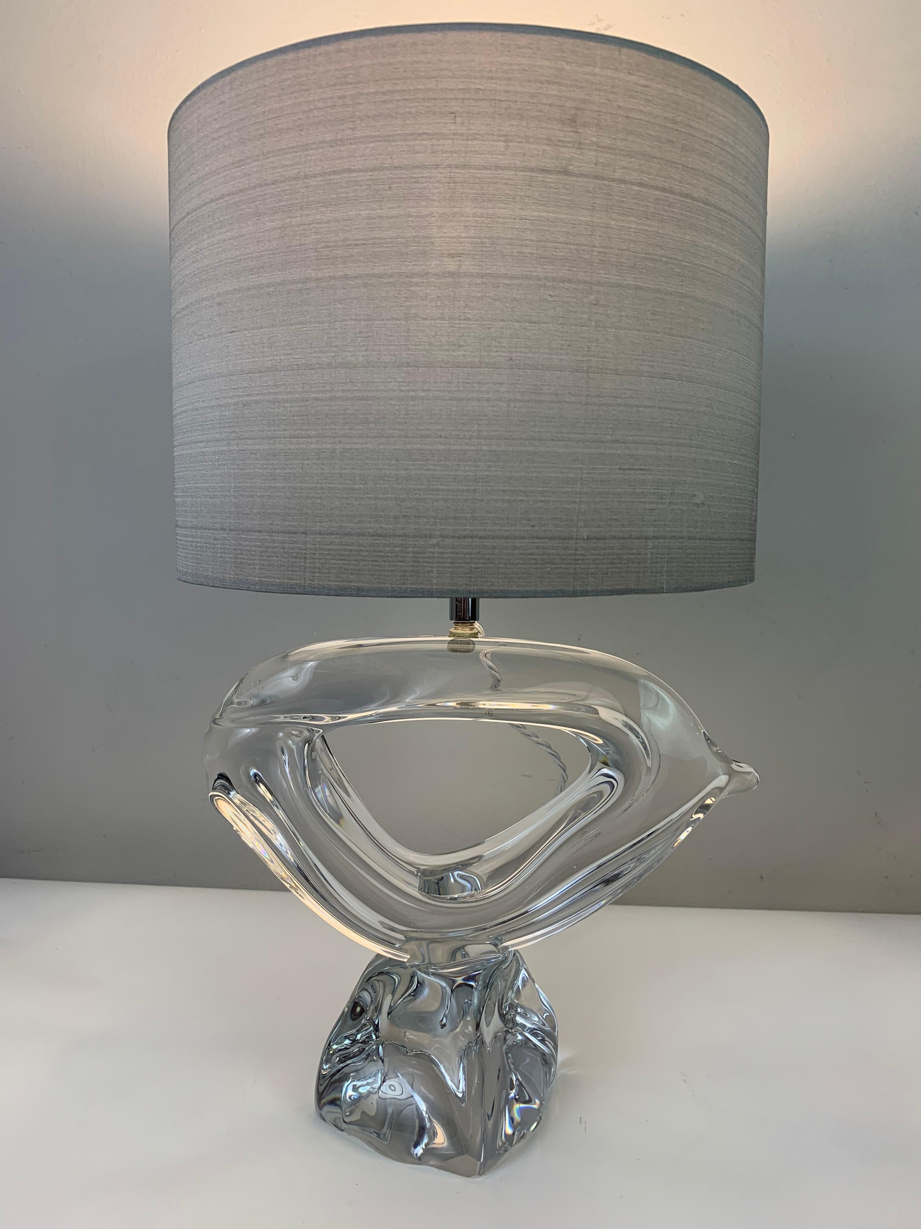 1960s crystal abstract table lamp manufactured by Daum France. An unusual amorphic sculptured formed lead crystal table lamp with a chrome bulb holder in the centre which is unusual for this design as they're usually on one side. 

The lamp is