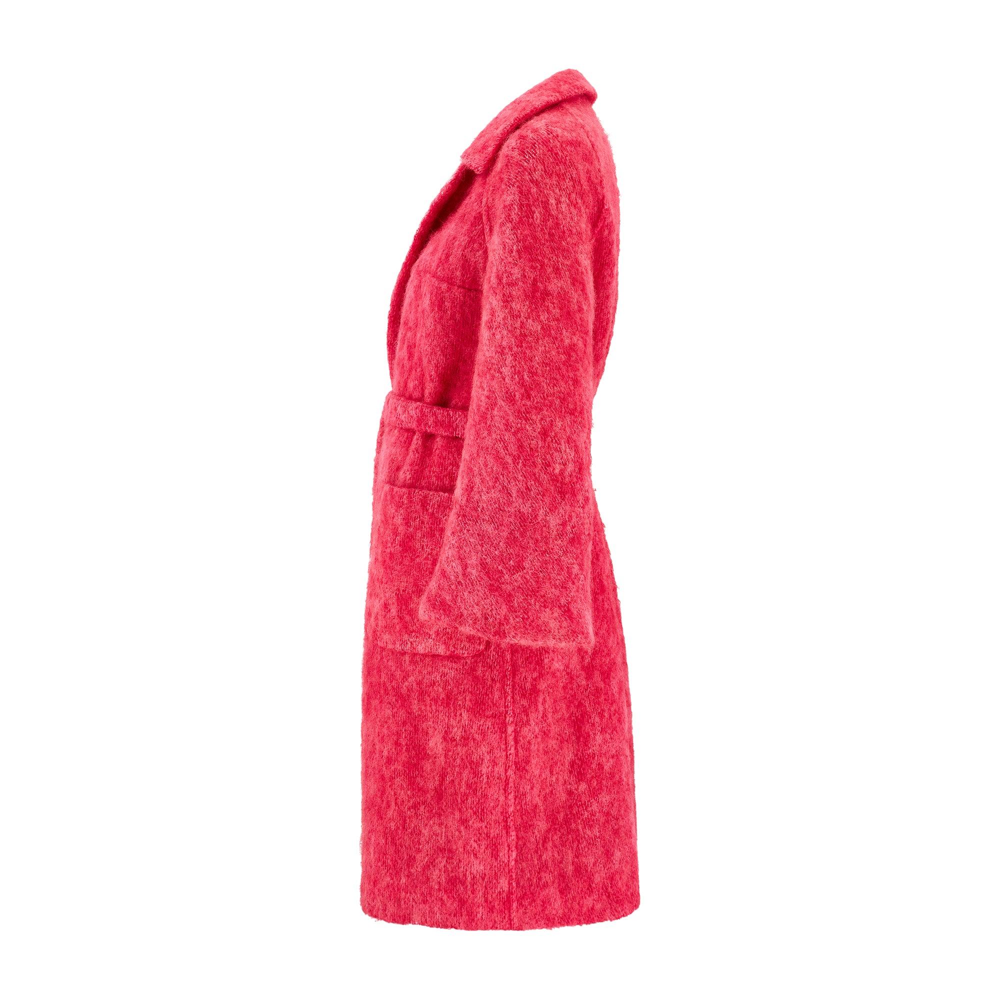 Questo vivace cappotto è stato realizzato a Dublino, in Irlanda, da David Henry alla fine degli anni Sessanta. Lungo fino a sotto il ginocchio, è realizzato in un misto di lana e mohair rosa fucsia di medio peso che gli conferisce un aspetto soffice