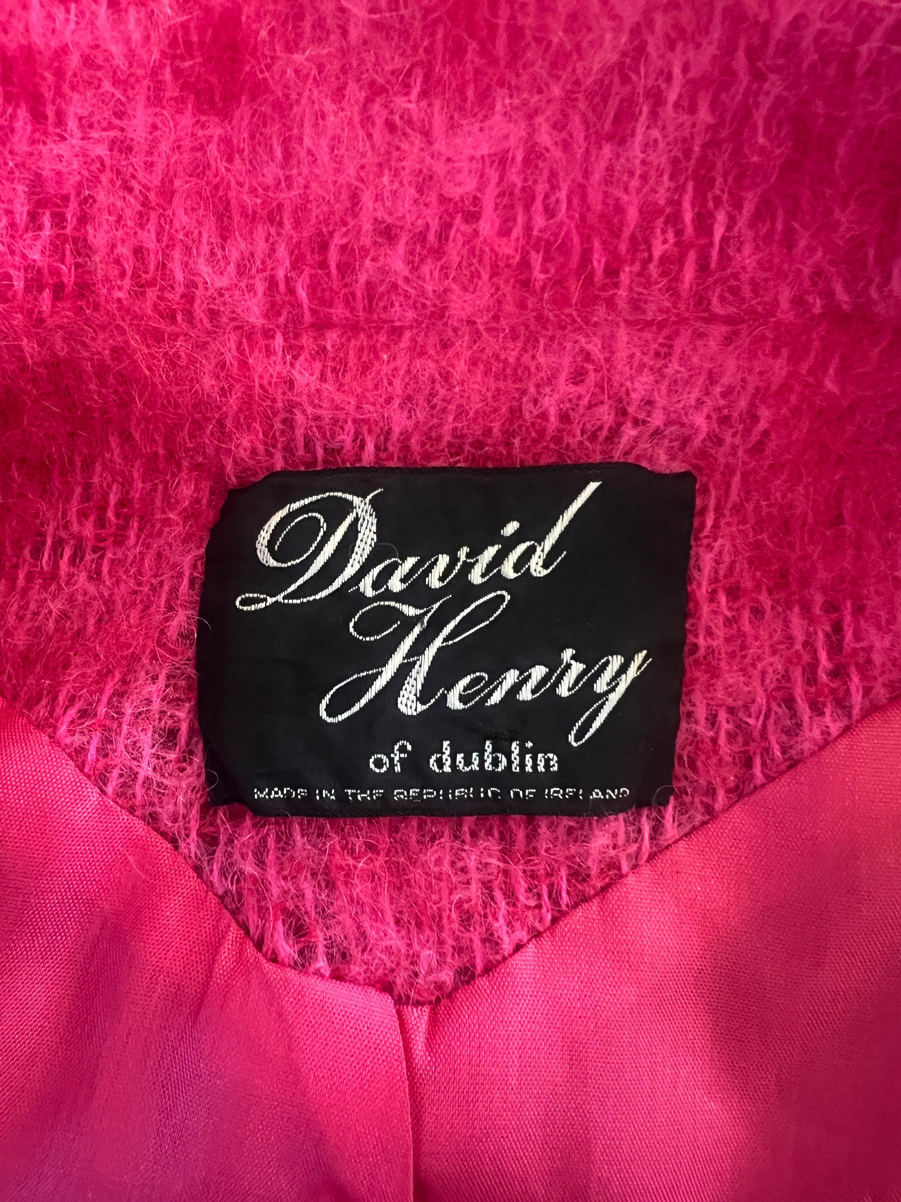 Donna Cappotto in mohair irlandese fucsia David David Henry del 1960 in vendita