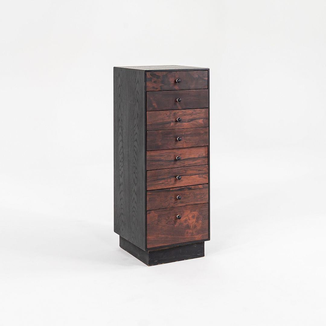 Il s'agit d'une commode en bois de rose, conçue en 1960 par David Parmelee pour Founders Furniture. Cette pièce date du début des années 1960. Il comporte un tiroir supérieur avec séparateurs, doublé de feutre, pour ranger en toute sécurité vos
