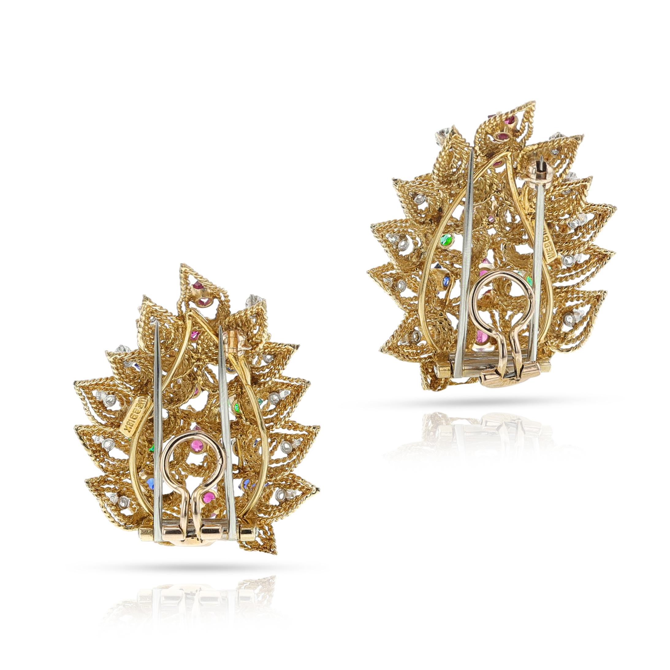 Femenino o masculino Pendientes/par de brazaletes David Webb de rubíes, esmeraldas, zafiros y diamantes de los años 60, 18k en venta