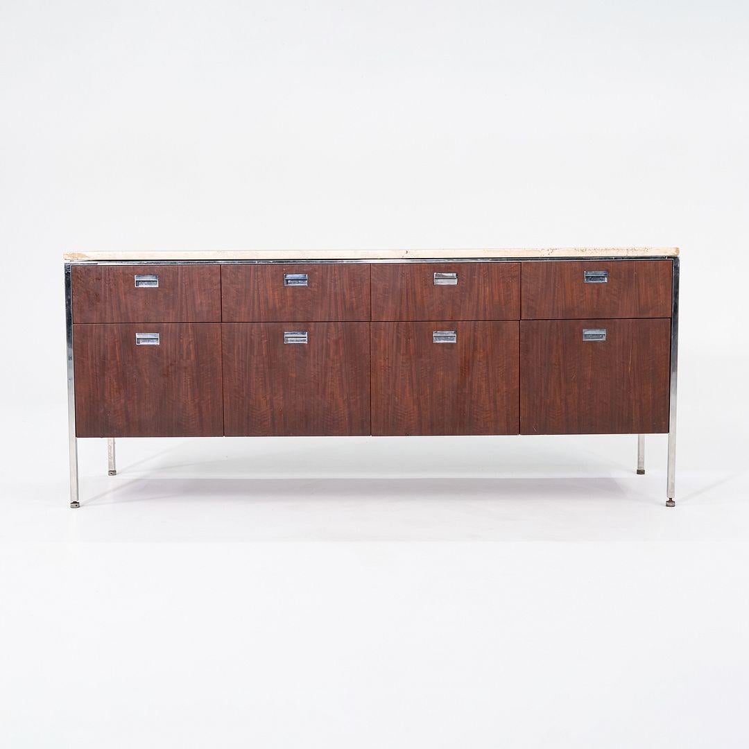 Il s'agit d'une crédence à quatre positions, conçue à l'origine par Gordon Bunshaft et Davis Allen à la fin des années 1950. Cet exemple particulier a été produit par Skidmore, Owings et Merrill (ou SOM) Design aux États-Unis et date des années