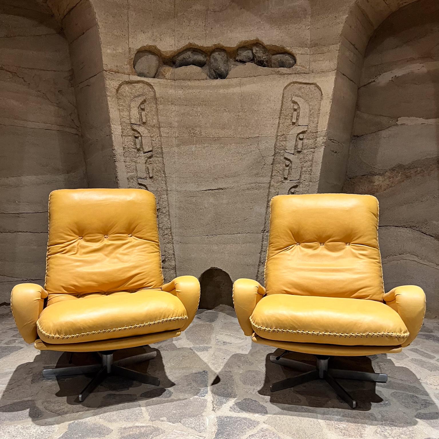 
Para tu consideración, un sillón giratorio De Sede S 231 James Bond Vintage de los años 60 Suiza.
Cuero Acero inoxidable
38,5 alto x 33,5 ancho 34 fondo Asiento 18,5 en la parte más alta Brazo 21,75 alto
De segunda mano vintage, el acero inoxidable