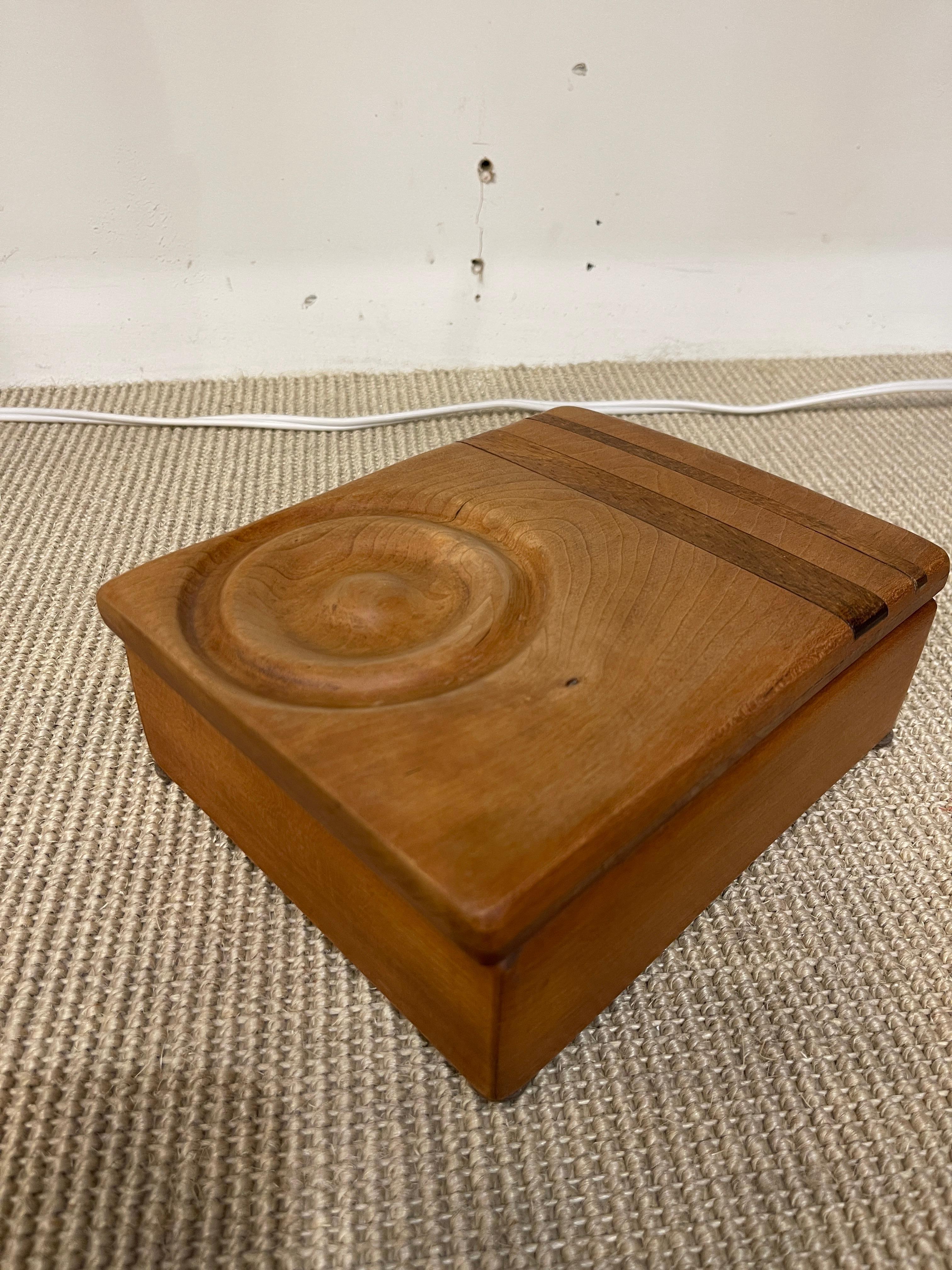 Caja de madera esculpida artesanal de 1960
Francia