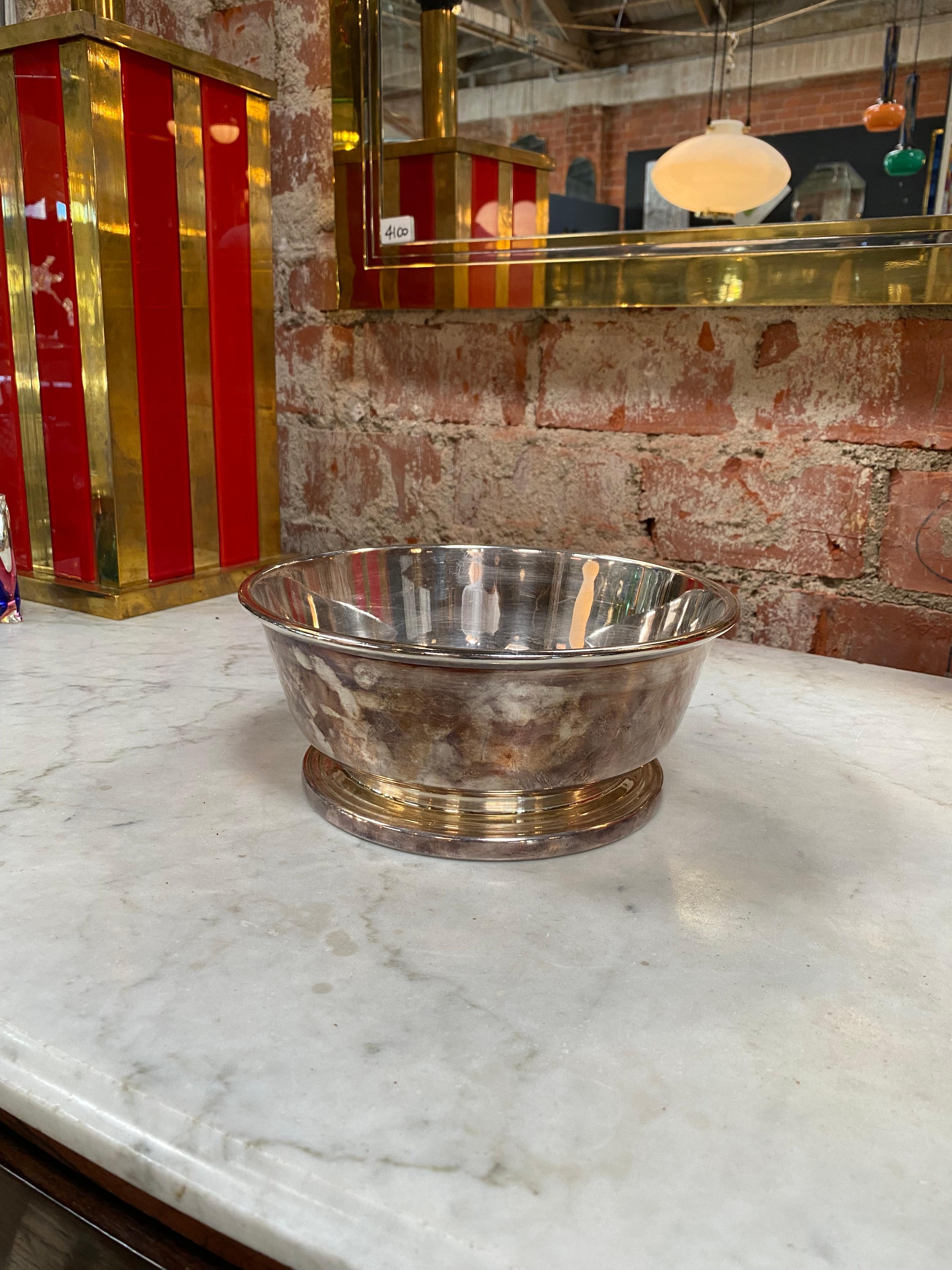 Decorative Italian bowl made with brass and chrome in Italy in 1960s.
 