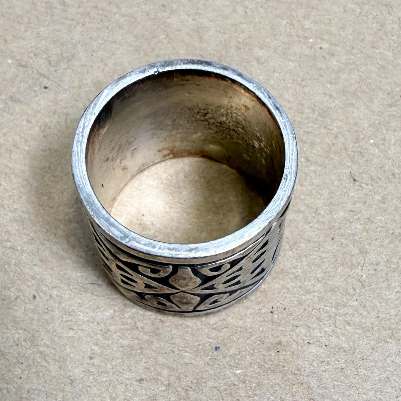 1960s Silver Decorative Patterned Ring Band
unmarked
size 7 3/4
Preowned original vintage
Refer to images