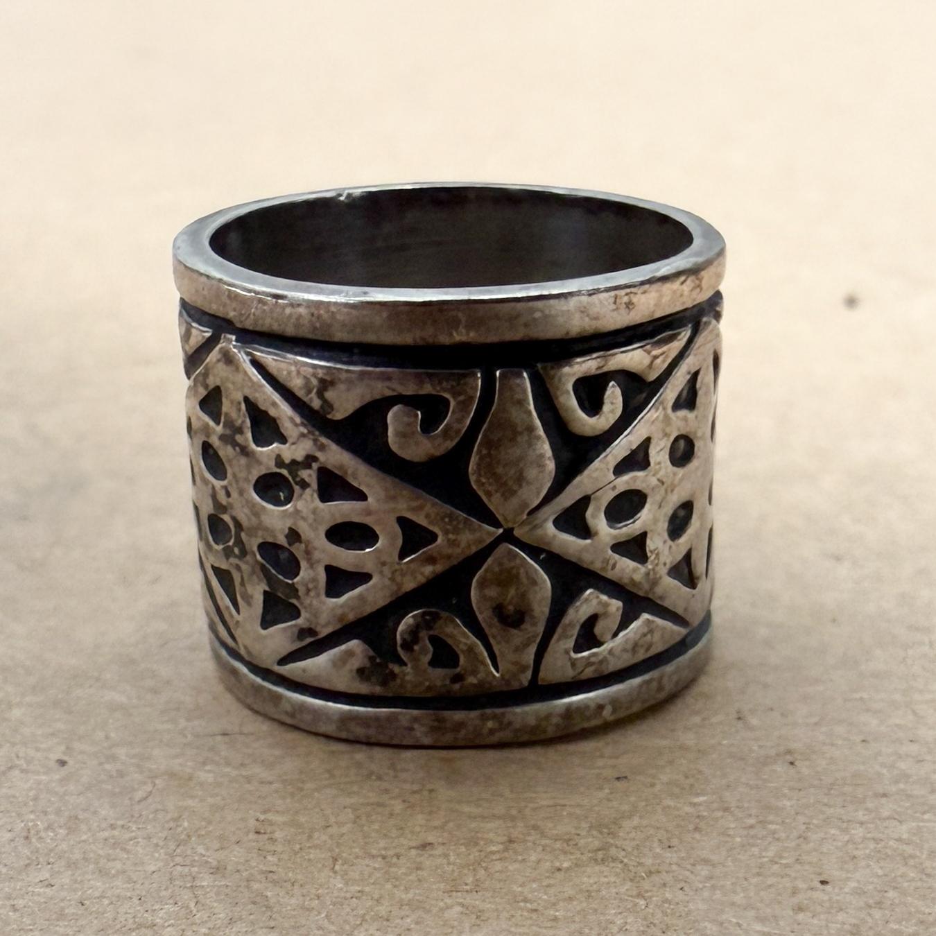 Mid-Century Modern 1960s Decorative Silver Patterned Band Ring For Sale