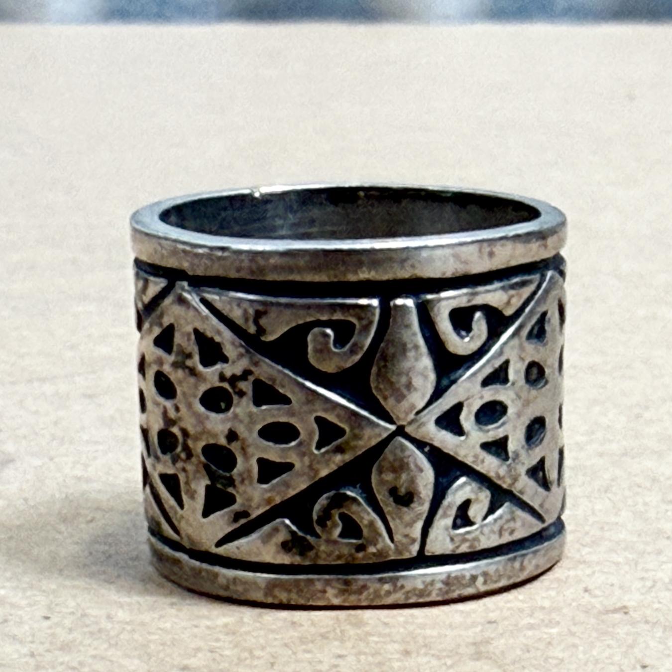 1960s Decorative Silver Patterned Band Ring In Good Condition For Sale In Chula Vista, CA