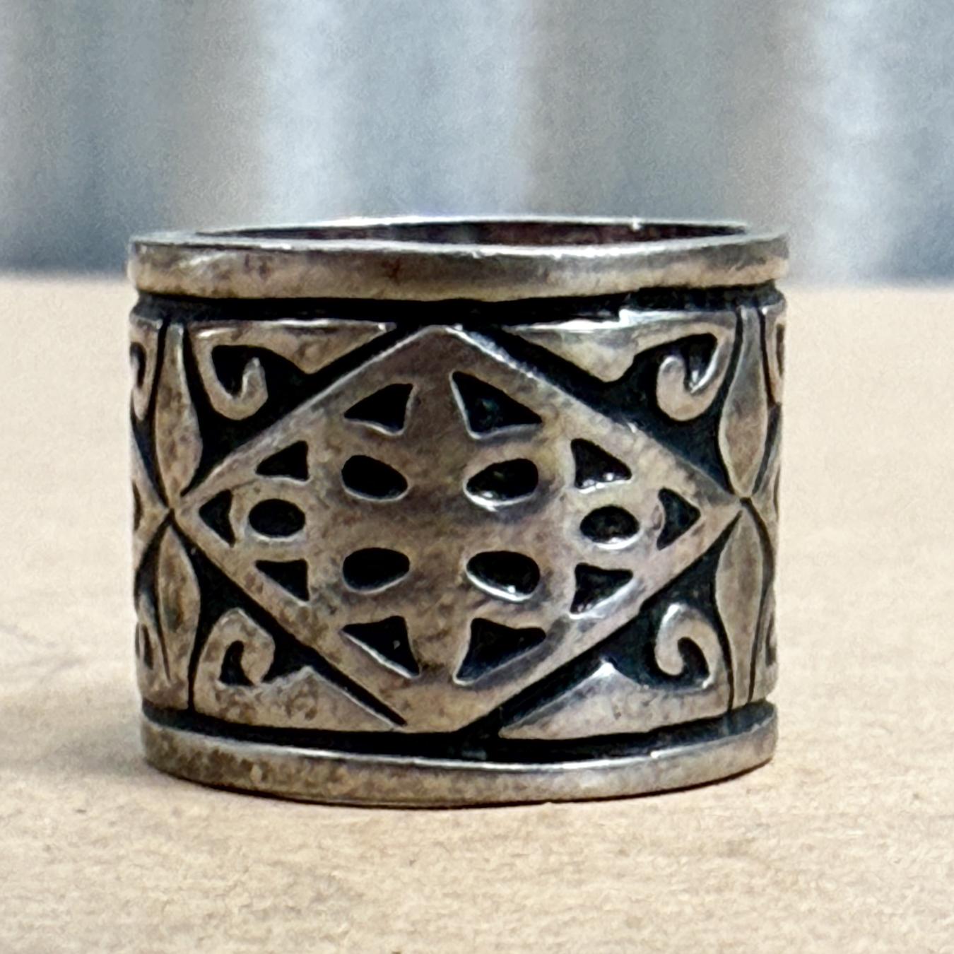 Mid-20th Century 1960s Decorative Silver Patterned Band Ring For Sale