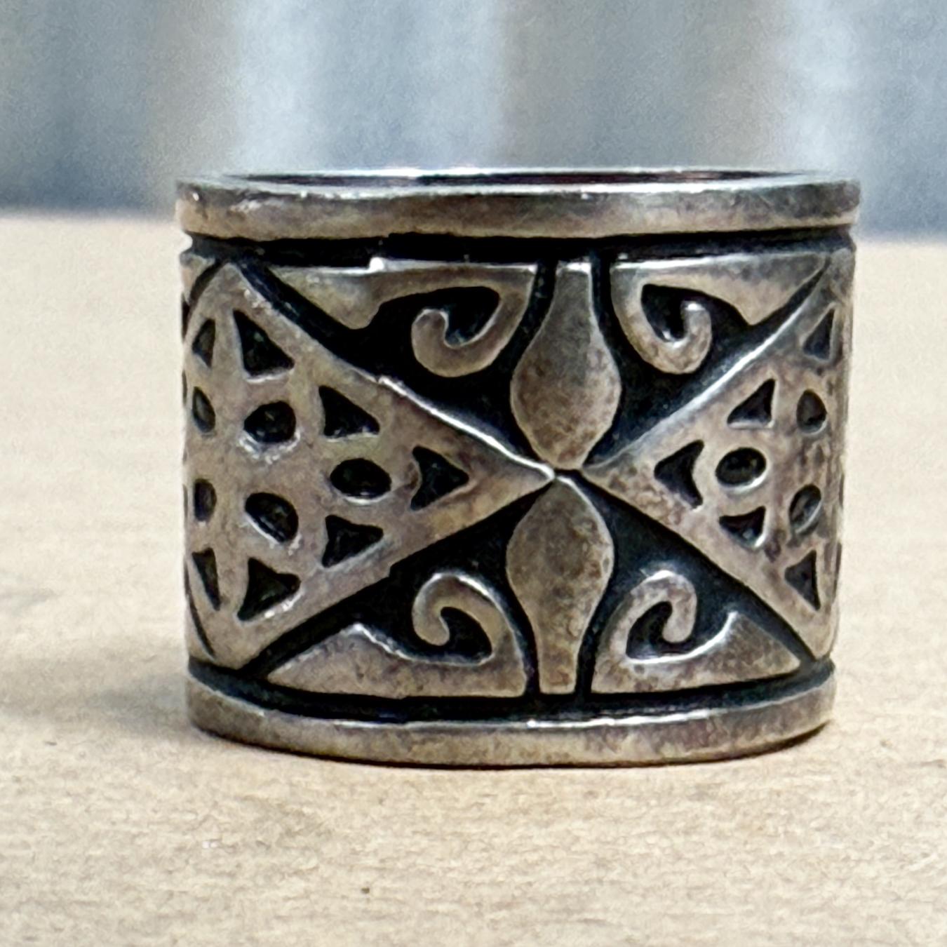 Metal 1960s Decorative Silver Patterned Band Ring For Sale