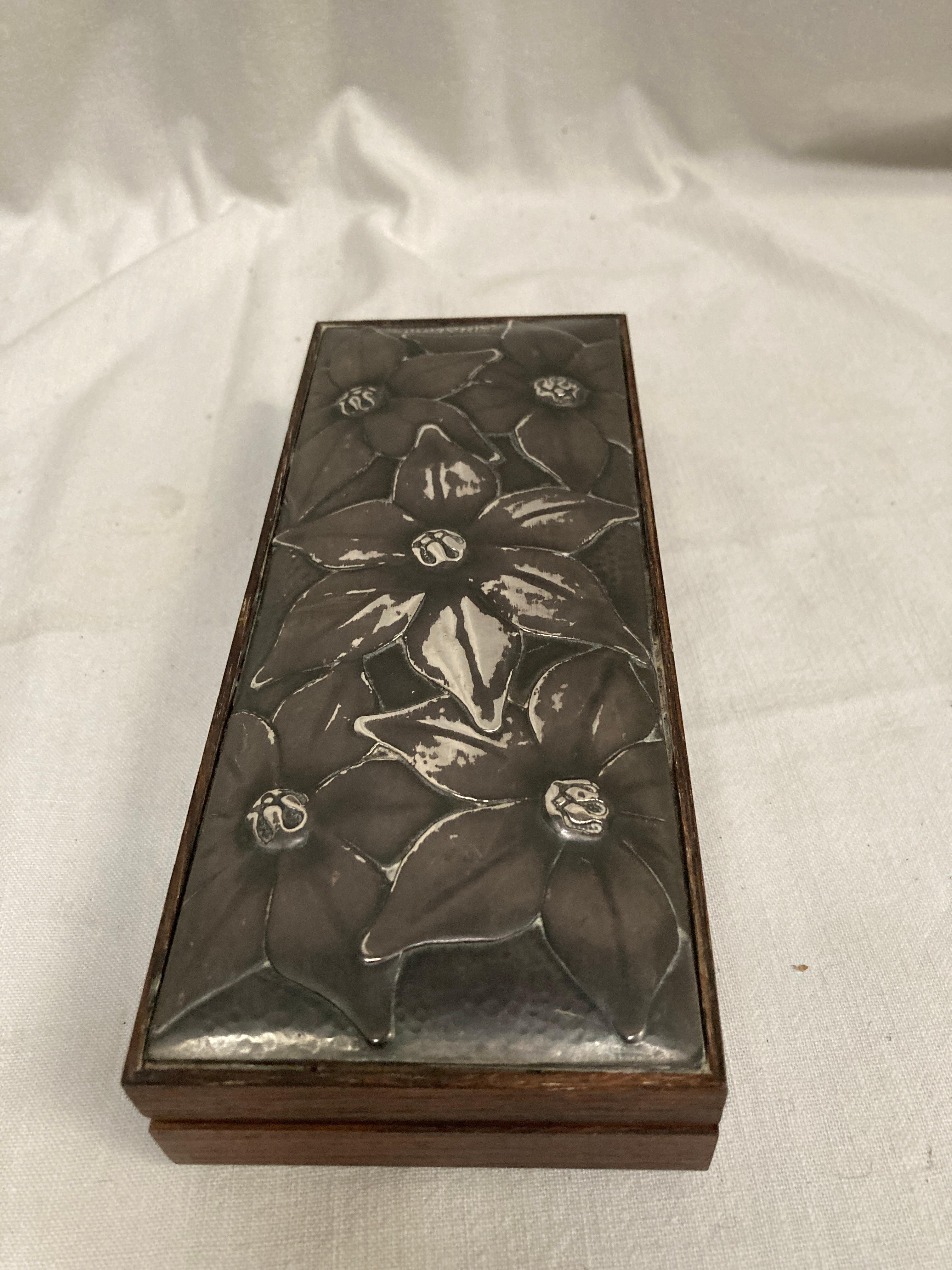 Caja decorativa de madera y plata de los años 60 en Bueno estado para la venta en New York, NY