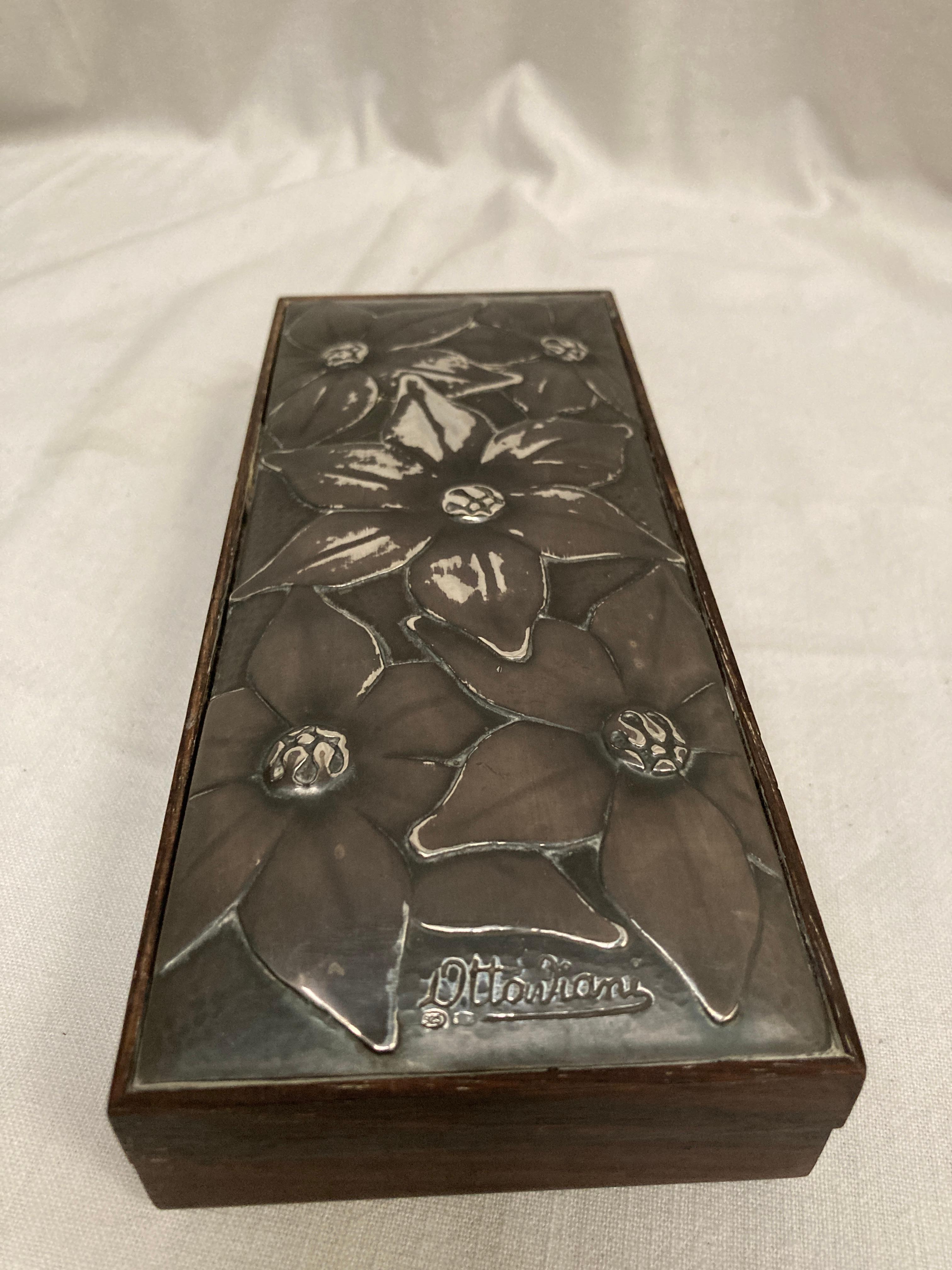 Caja decorativa de madera y plata de los años 60 mediados del siglo XX en venta