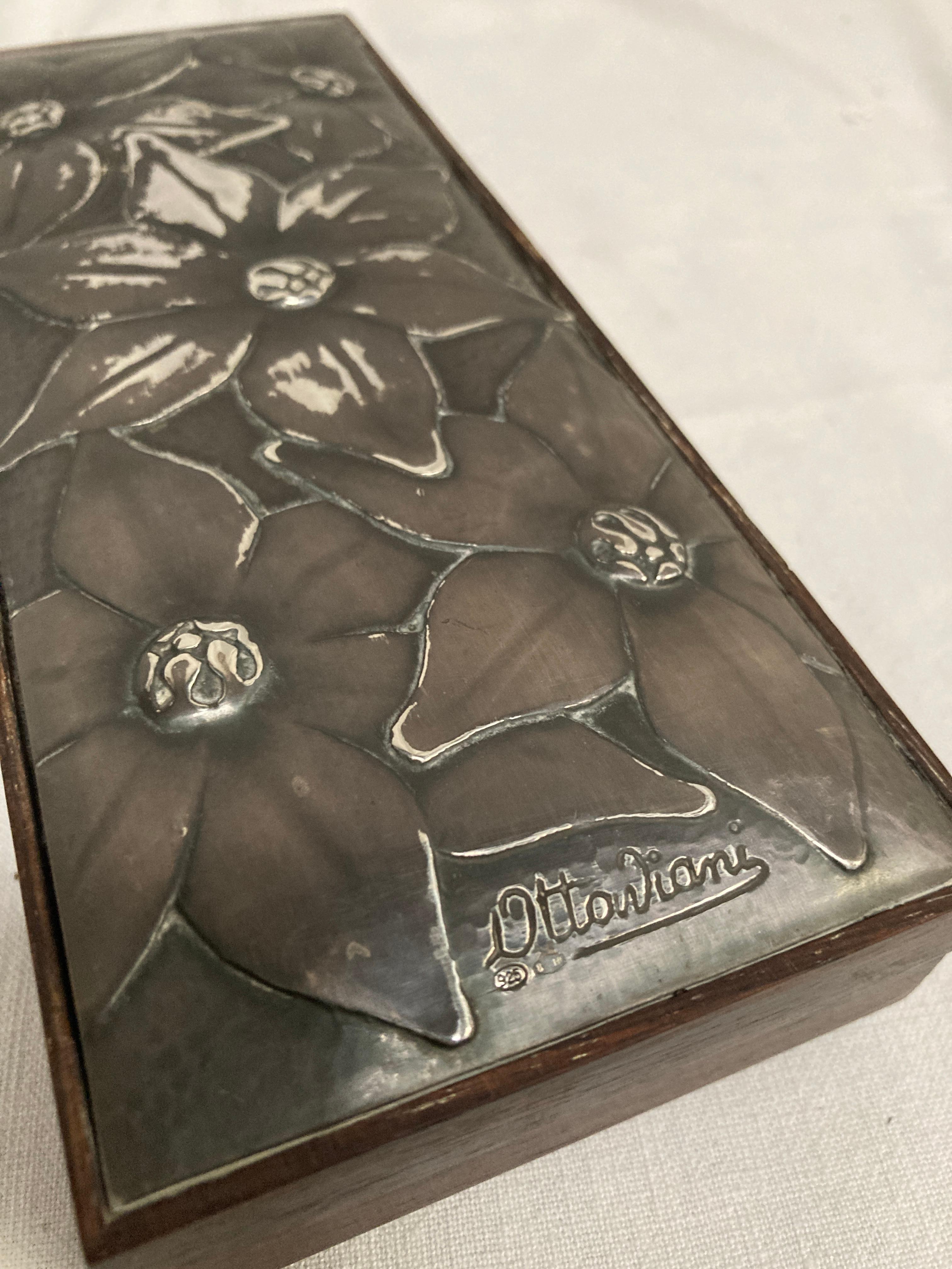 Caja decorativa de madera y plata de los años 60 Silver en venta