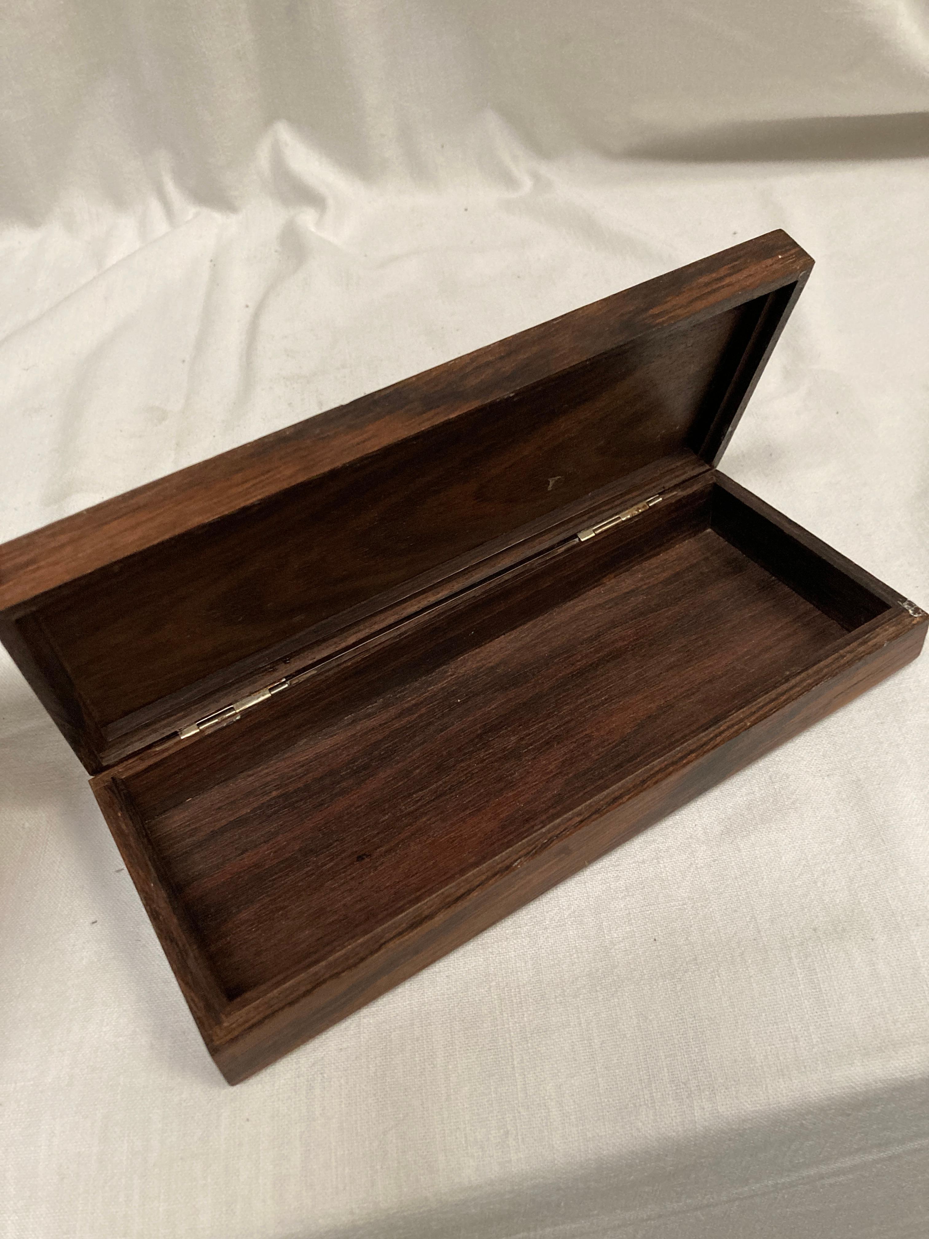 Caja decorativa de madera y plata de los años 60 en venta 1