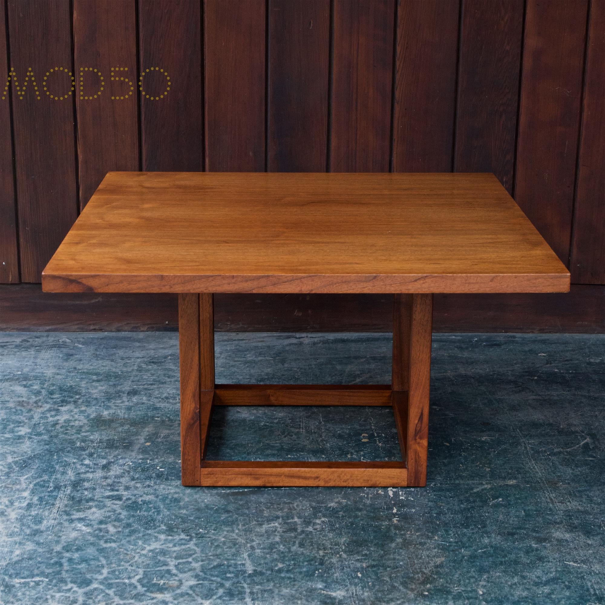 Mid-Century Modern Table basse cubique en noyer aux teintes profondes des années 1960 - Cabin Modern KNOLL Martz en vente