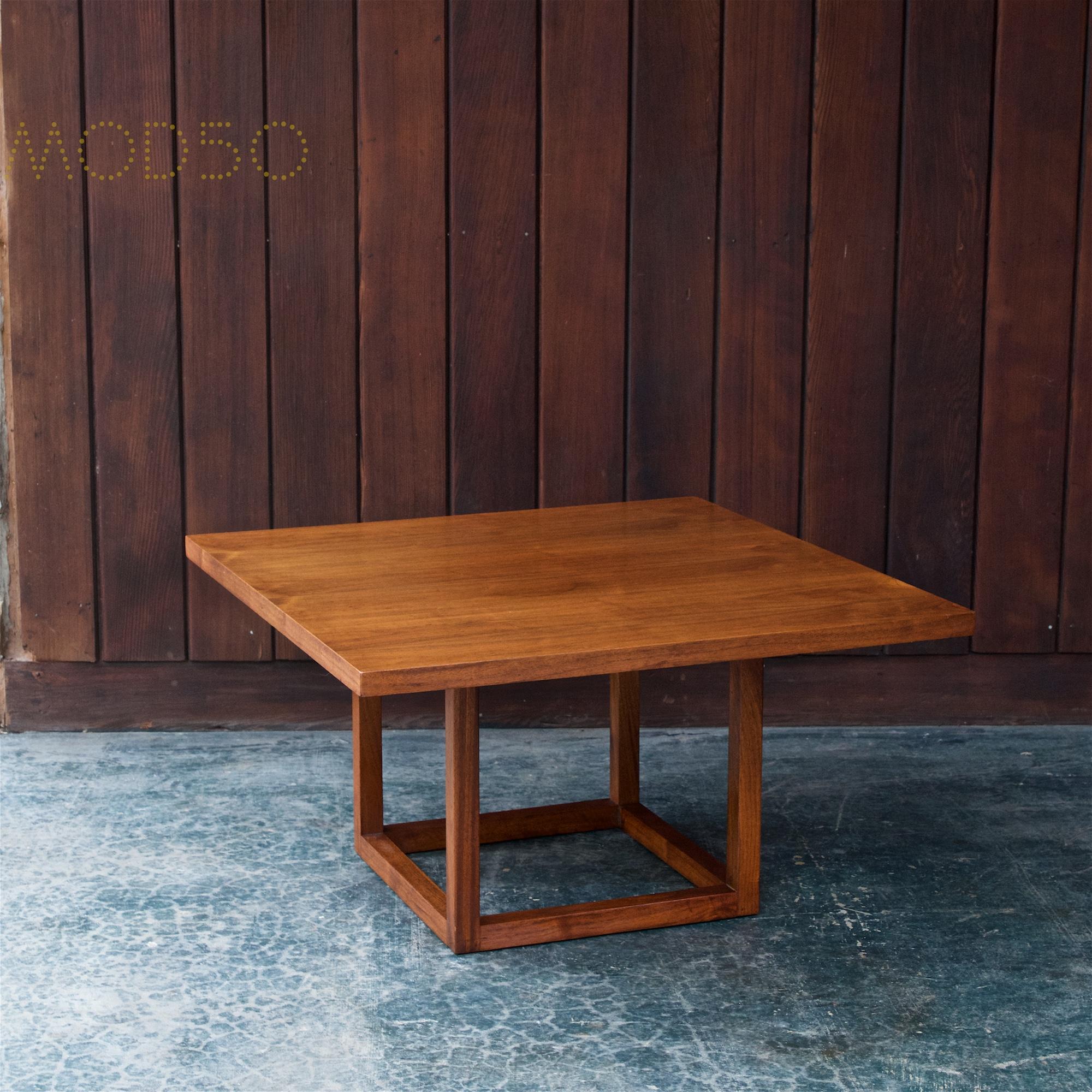 1960s Deep Hued Walnut Cube Coffee Table American Cabin Modern KNOLL Martz In Fair Condition For Sale In Hyattsville, MD