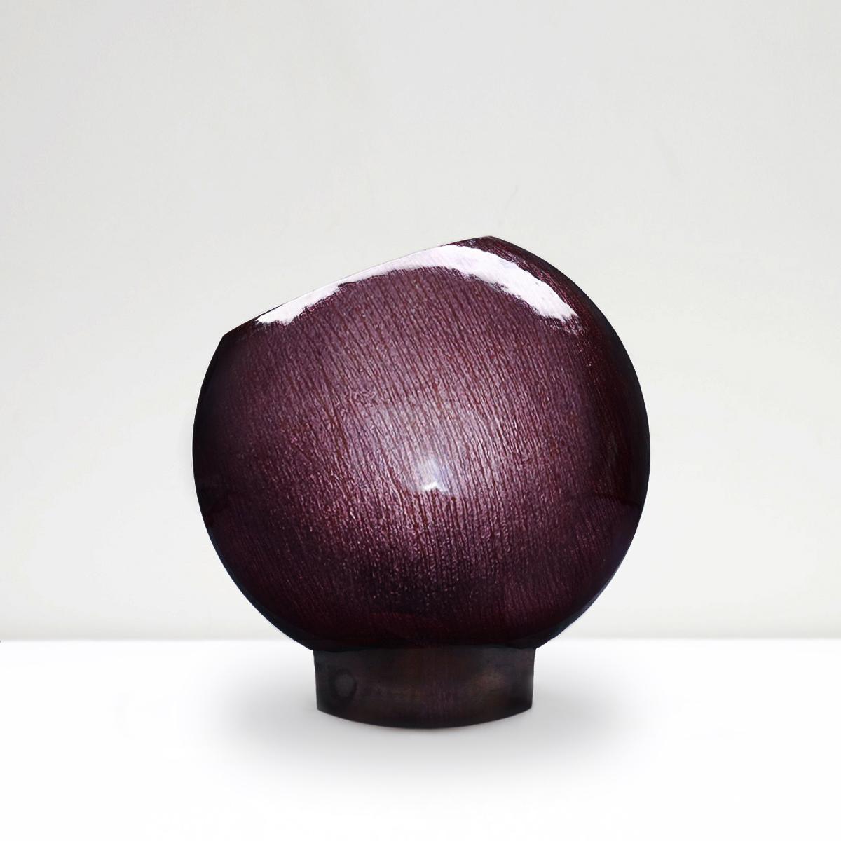 Un vase sphérique en bronze, verre et émail violet irisé de Studio Del Campo vintage italien des années 1960, vraiment rare et magnifique. 

Les quatre futurs fondateurs du Studio Del Campo ont commencé à travailler dans un atelier de vitrerie au