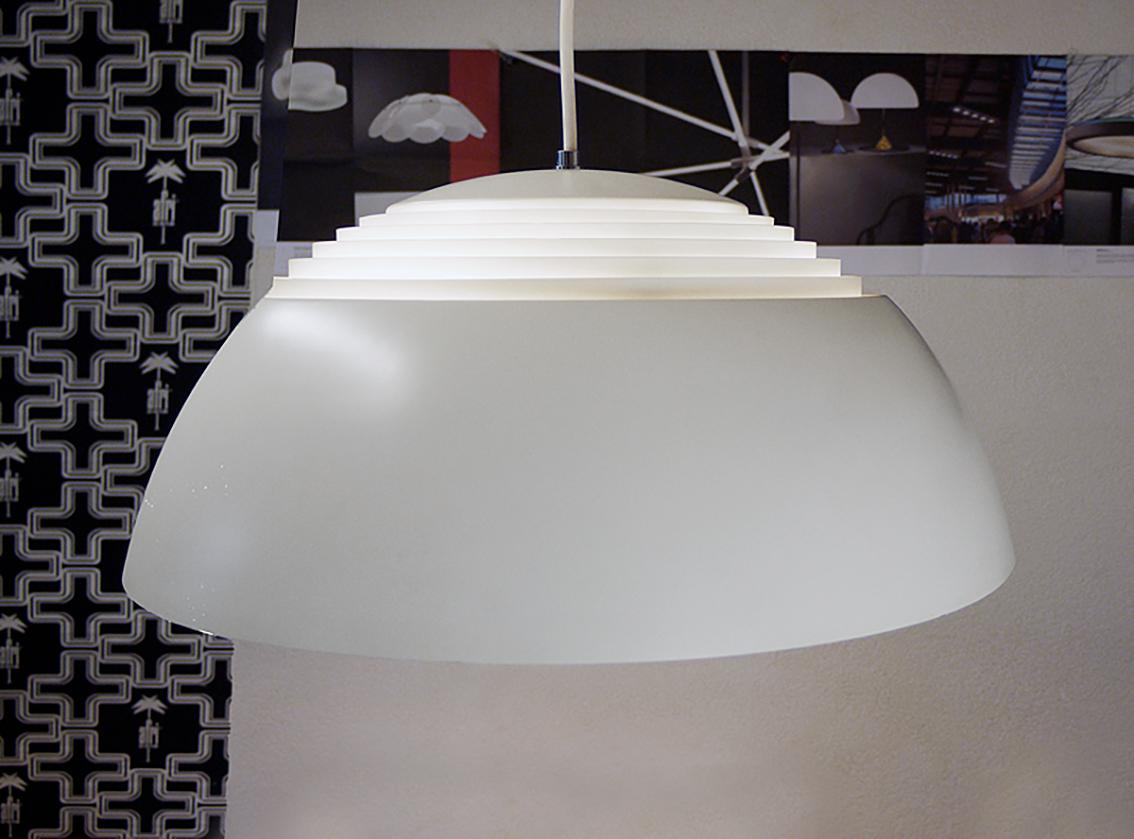 Cette élégante suspension danoise diffuse la lumière vers le haut et vers le bas, ce qui fait que cette suspension convient aussi bien à une table qu'à un loft. Le lustre éclaire magnifiquement et offre beaucoup de lumière. Gemme de l'époque. Avec