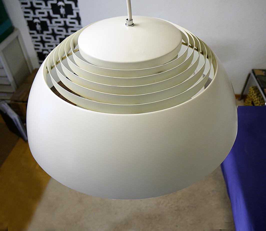 Mid-Century Modern Lampe à suspension blanche royale Louis Poulsen AJ par Arne Jacobsen, Danemark, années 1960 en vente