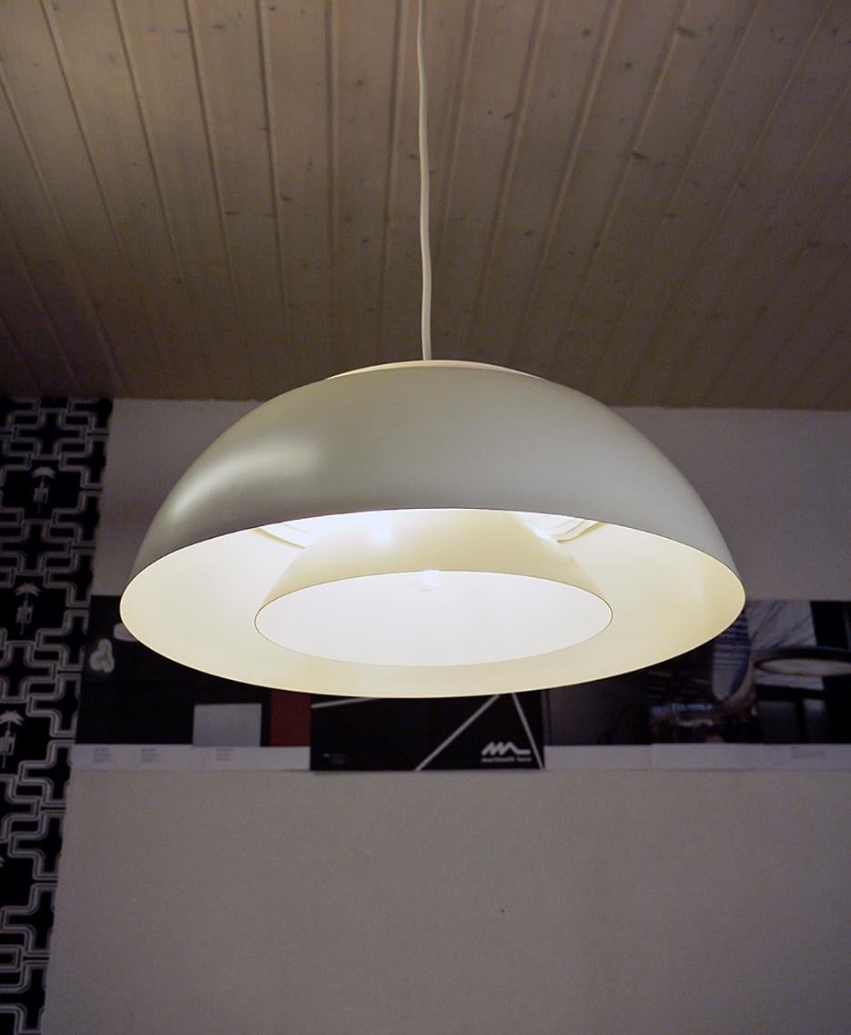 Danois Lampe à suspension blanche royale Louis Poulsen AJ par Arne Jacobsen, Danemark, années 1960 en vente