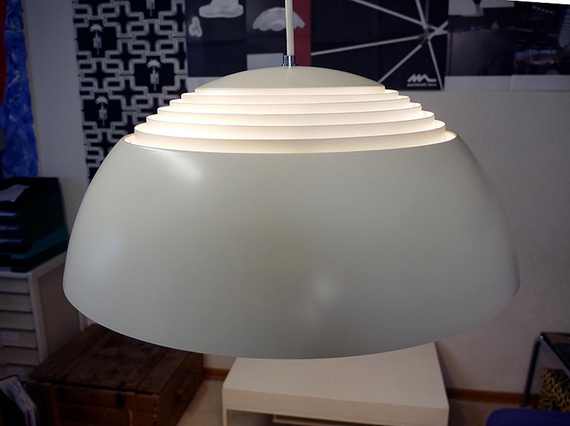 Milieu du XXe siècle Lampe à suspension blanche royale Louis Poulsen AJ par Arne Jacobsen, Danemark, années 1960 en vente