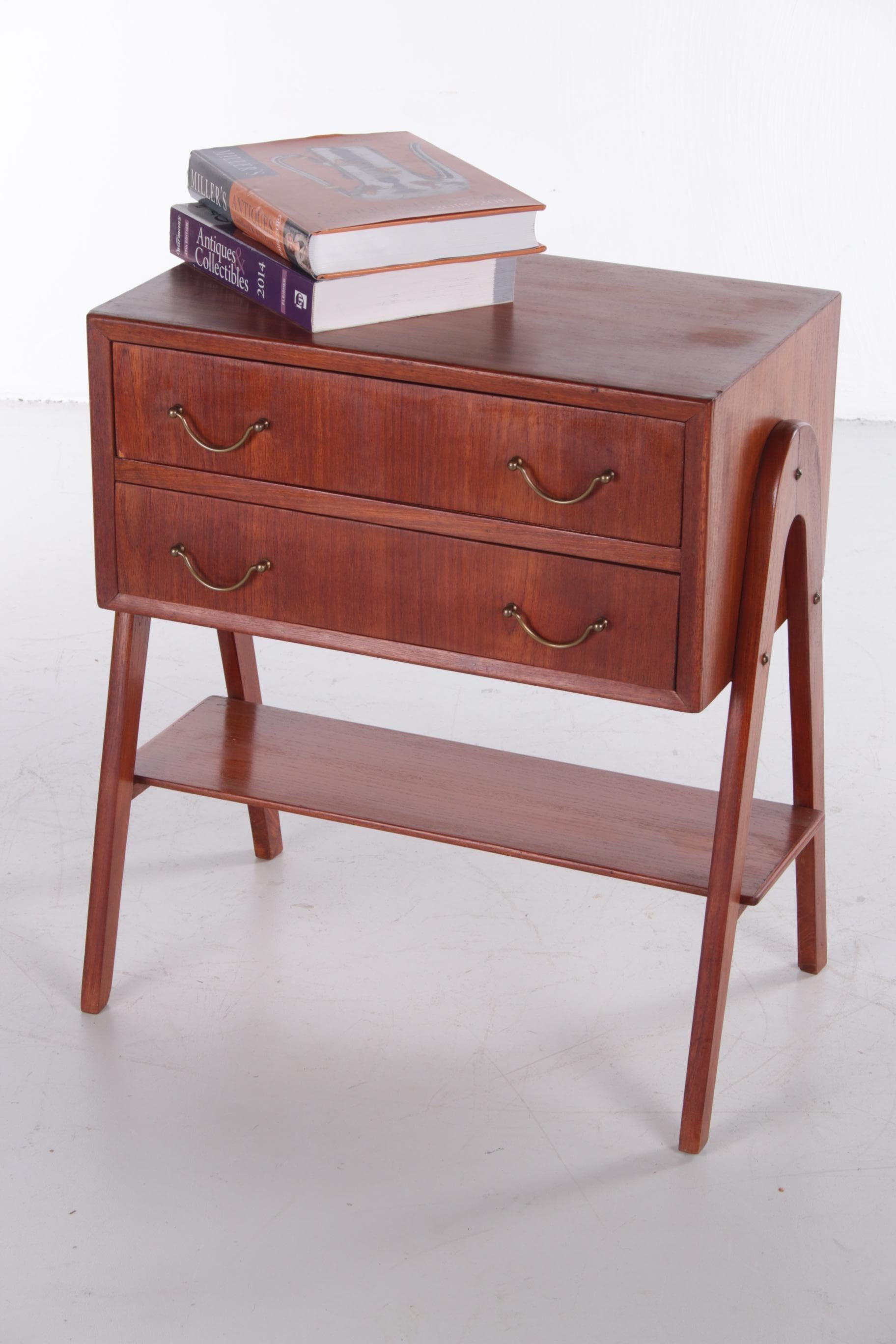 1960s Design 2 chest of drawers with beautiful handles

This elegant chest of drawers can be described as beautiful in one word. Country of origin: Denmark. Period: 1950s. Material: teak wood. Especially the special design, the elegant optical