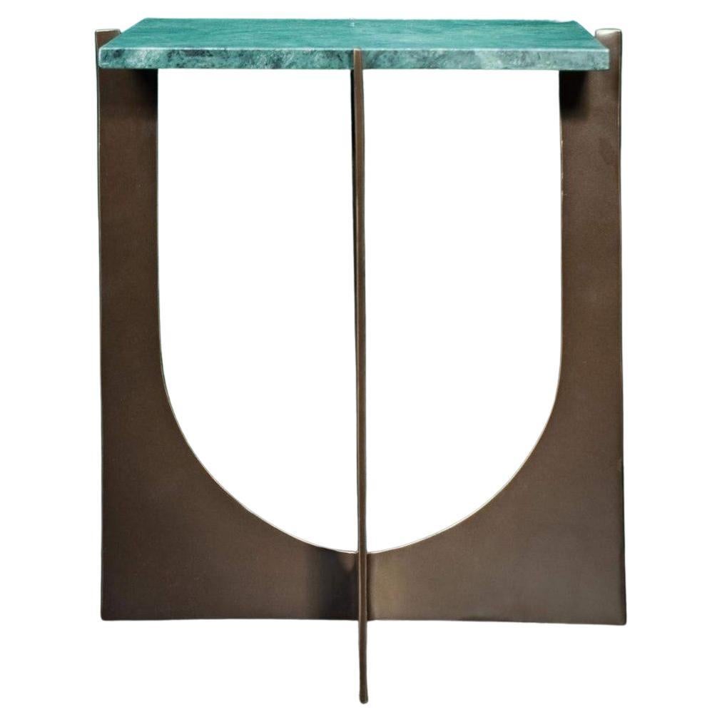 Table d'appoint des années 1960 de style Design/One et Space Age. Plateau en marbre vert forêt et base graphique en métal laiton patiné.