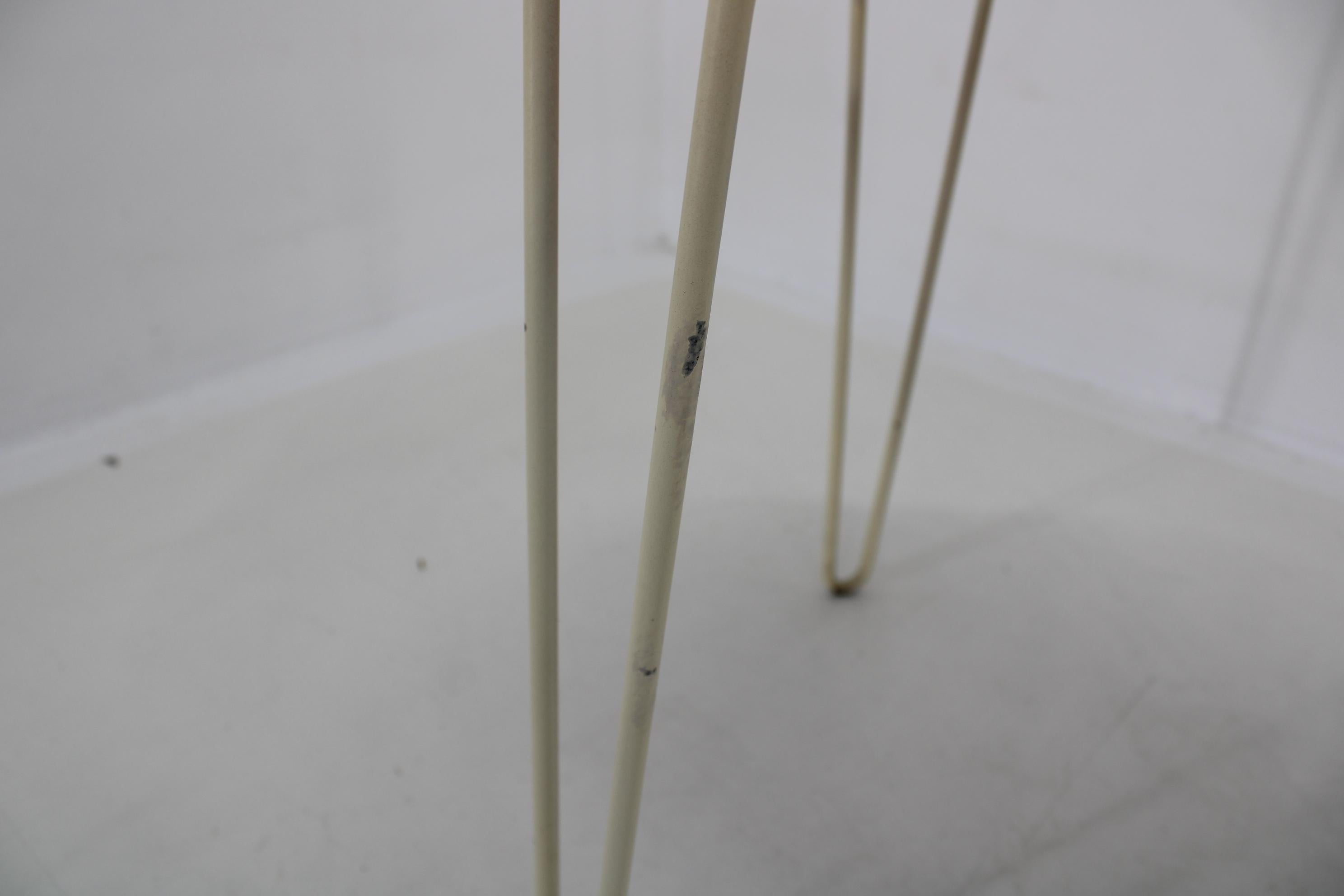 Rare table basse design bruxellois par  Umakart, Tchécoslovaquie, années 1960
Fabriqué en bois.
Repolie, nettoyée, présente des signes d'utilisation et d'âge.

  