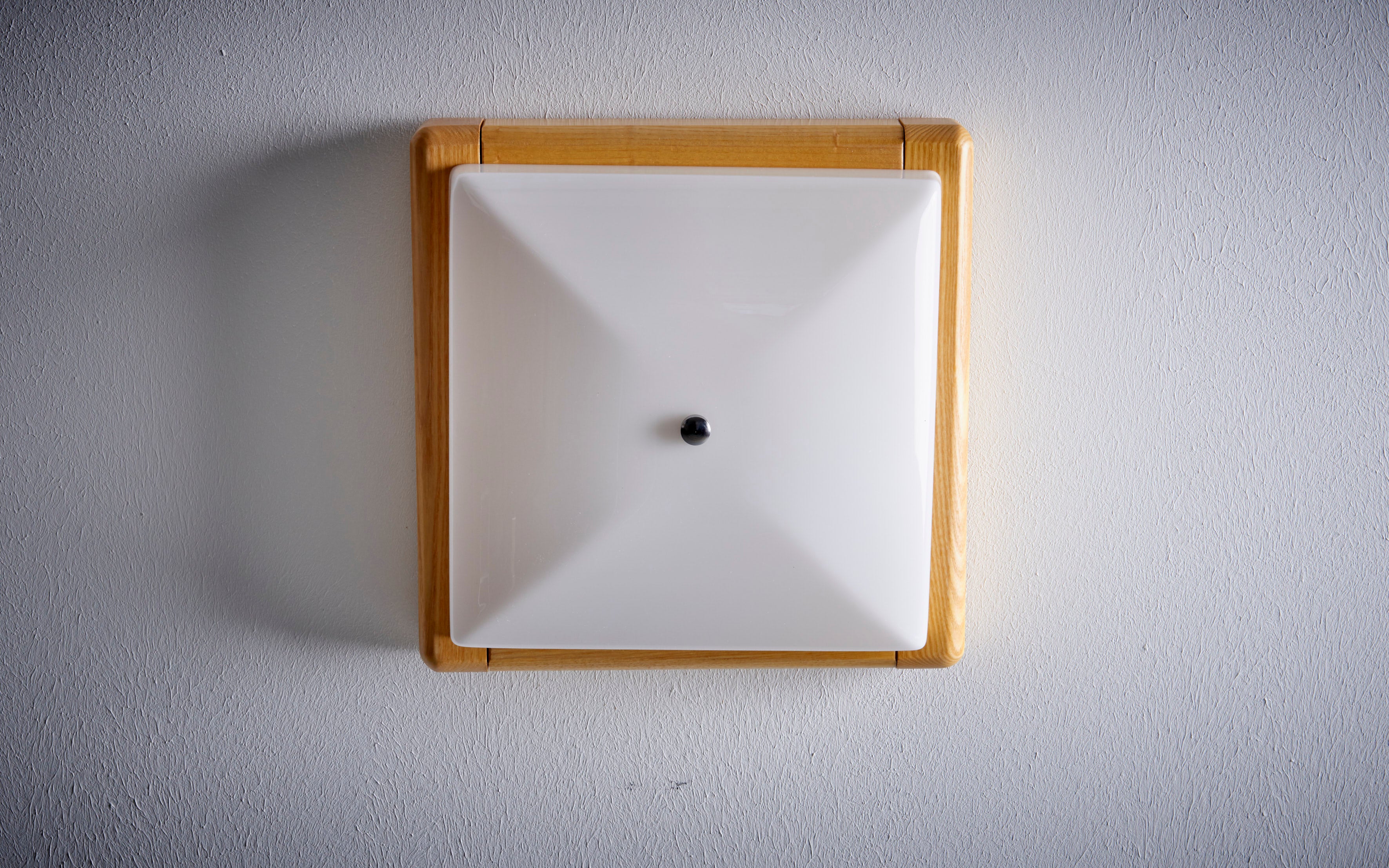 1960er Jahre Design Italienische Lampe nos in Holz. Die gleiche Unterputzleuchte ist auch in Weiß erhältlich.