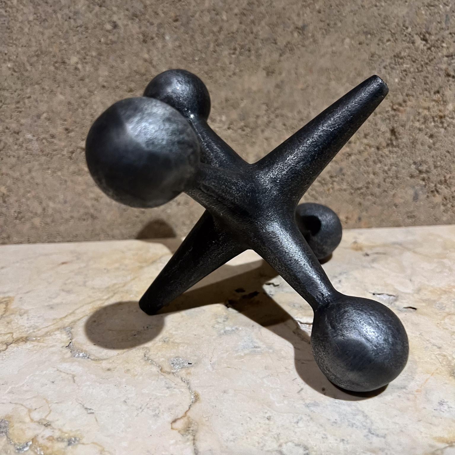 AMBIANIC presents
George Nelson Style Design Line Single Jack Bookend California Bill Curry
Unmarked
6.25 h x 7.5 w x 7.5 d
Unrestored vintage original preowned condition
Review our images