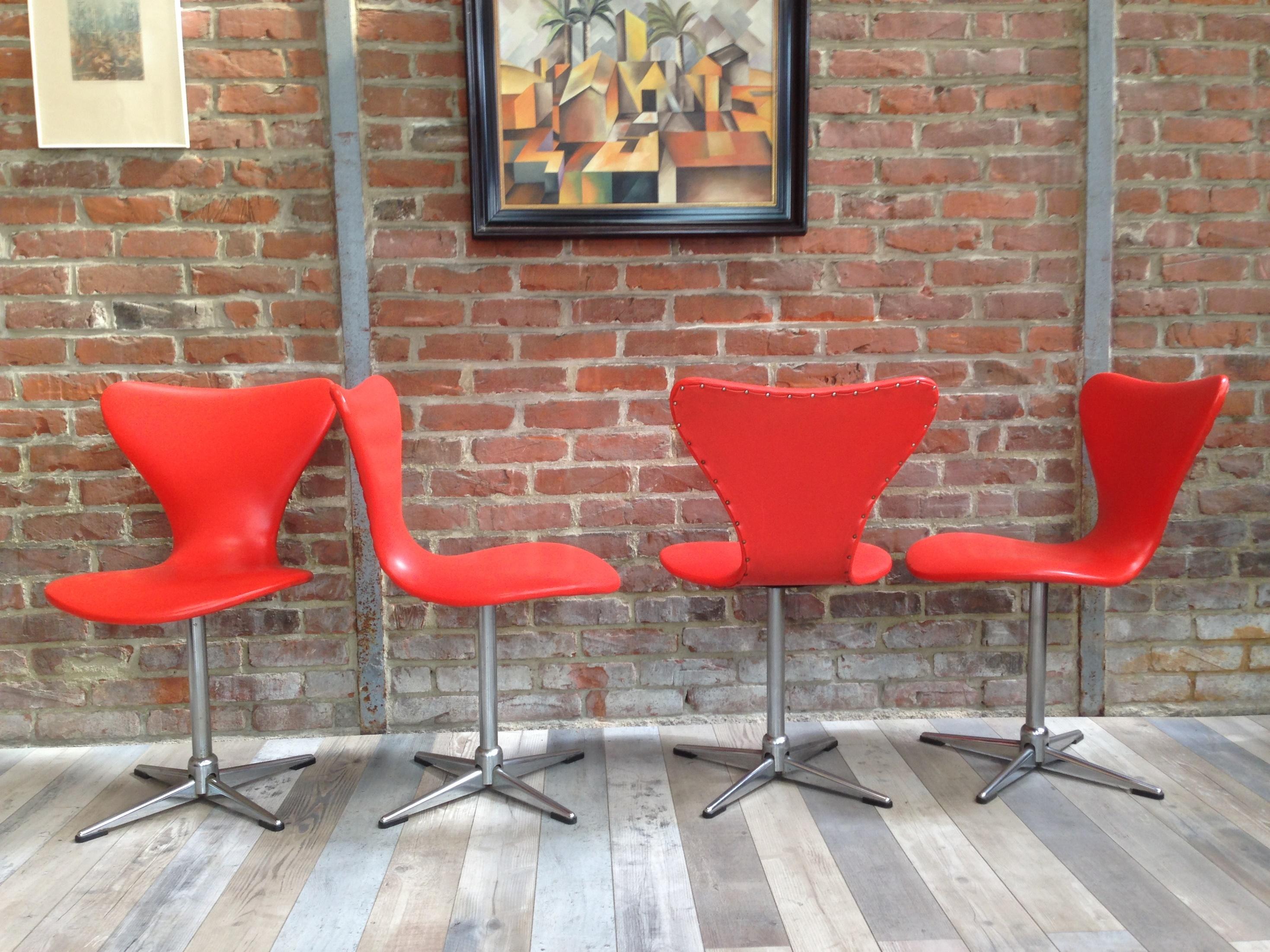 Vintage look, ultra design and orange PoP color, these 4 1960s chairs are swivel. Their shells, recalling the work of the famous 