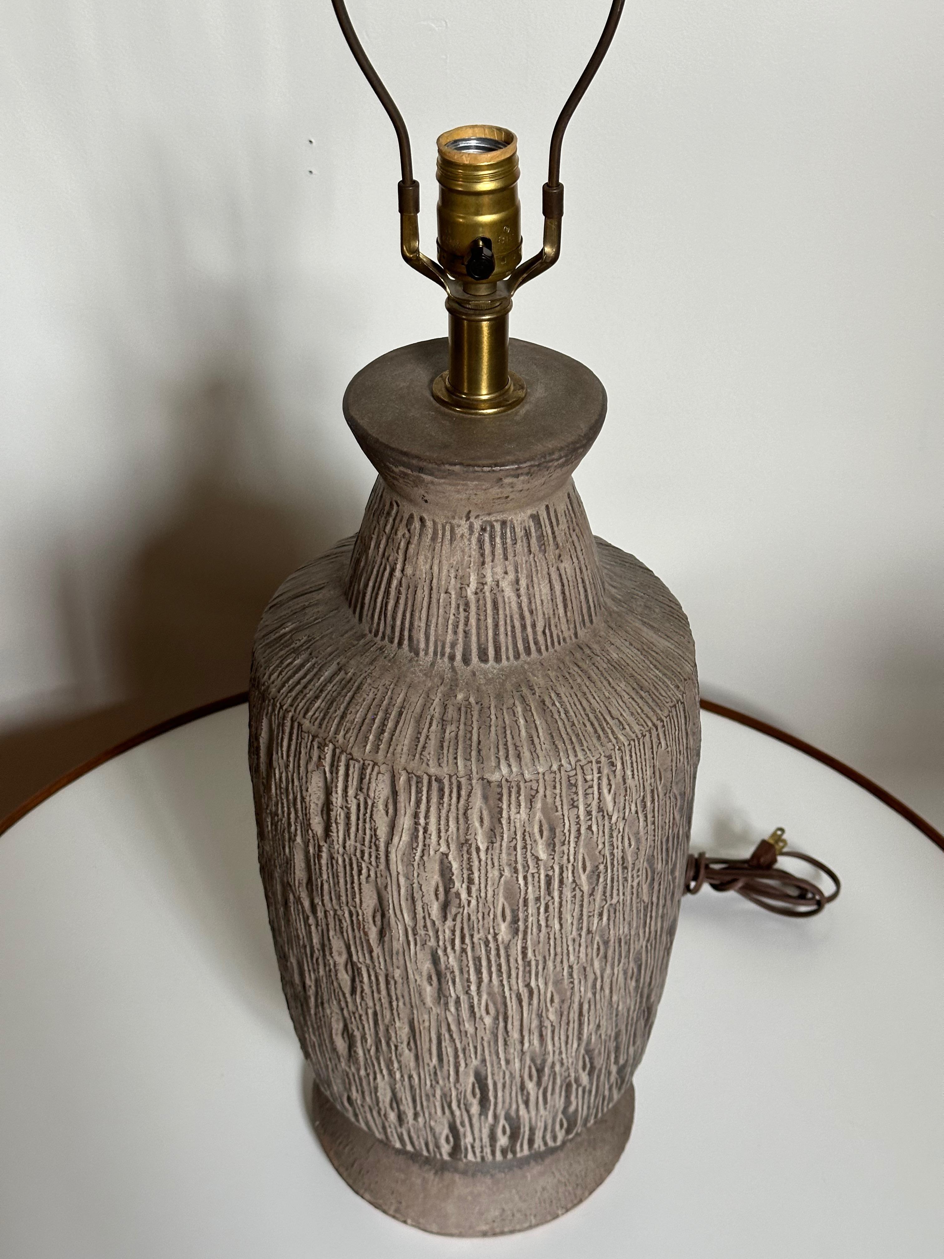 Mid-Century Modern Lampe de table en céramique Design Technics des années 1960 avec décor profondément incisé milieu de siècle en vente