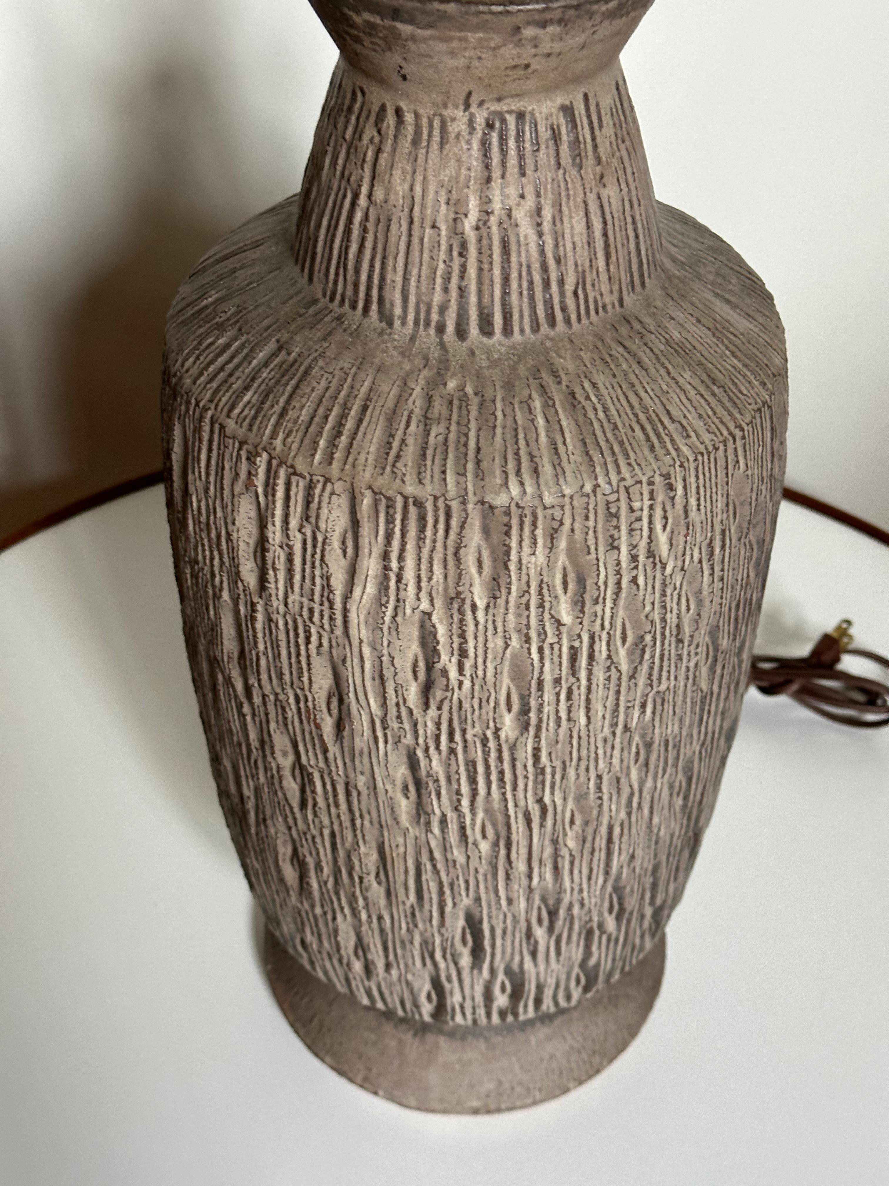 Nord-américain Lampe de table en céramique Design Technics des années 1960 avec décor profondément incisé milieu de siècle en vente