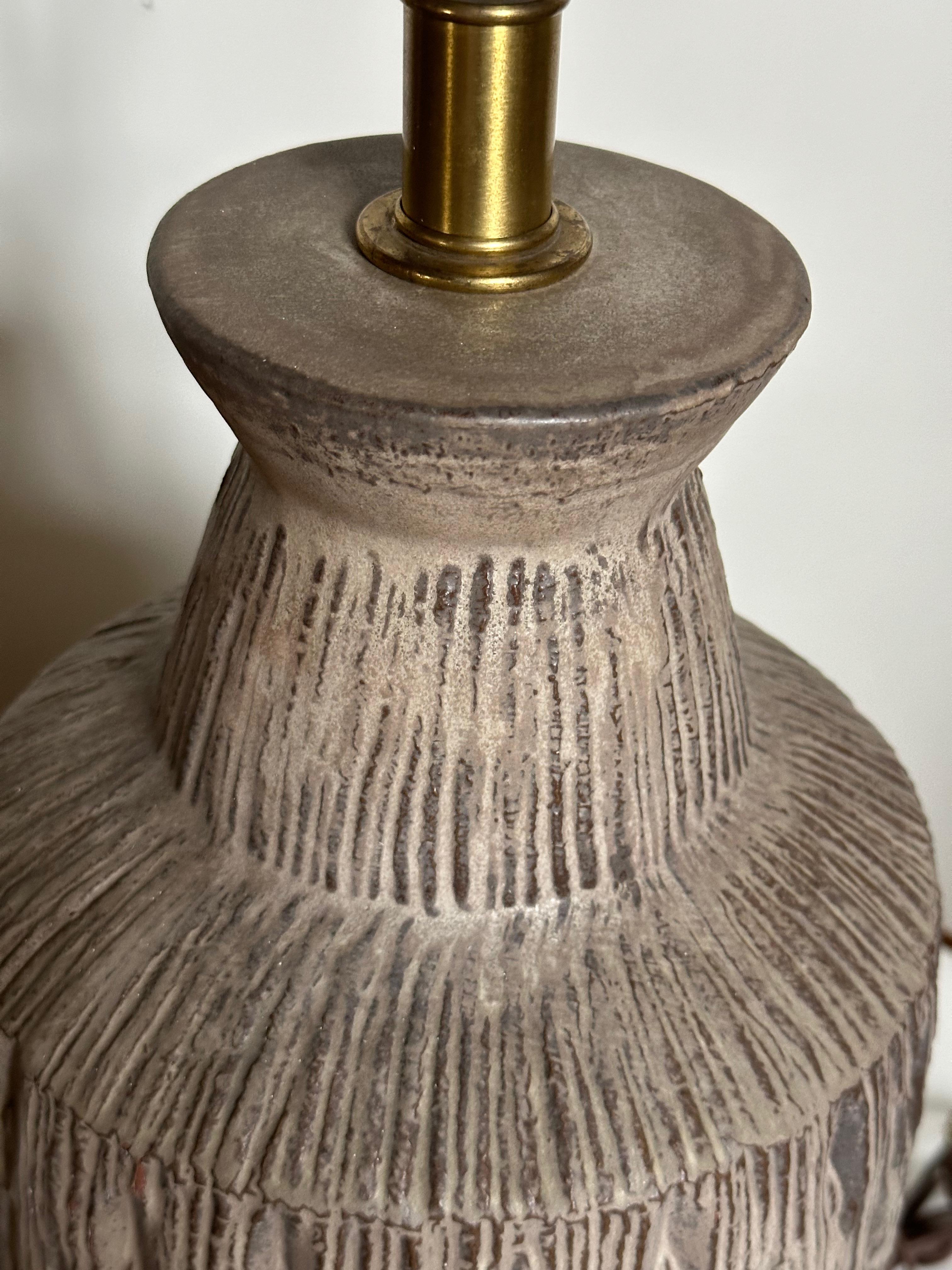 Céramique Lampe de table en céramique Design Technics des années 1960 avec décor profondément incisé milieu de siècle en vente